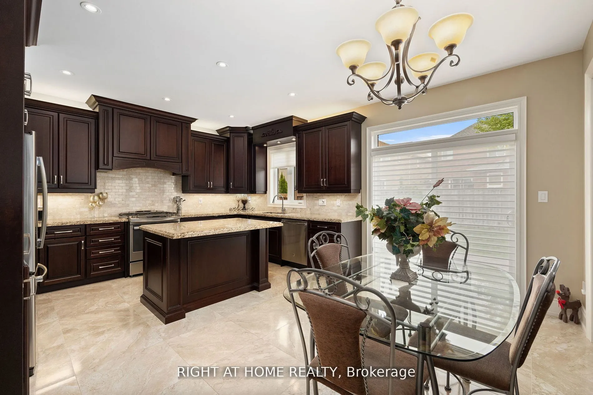 25 CHARTERHOUSE Drive N