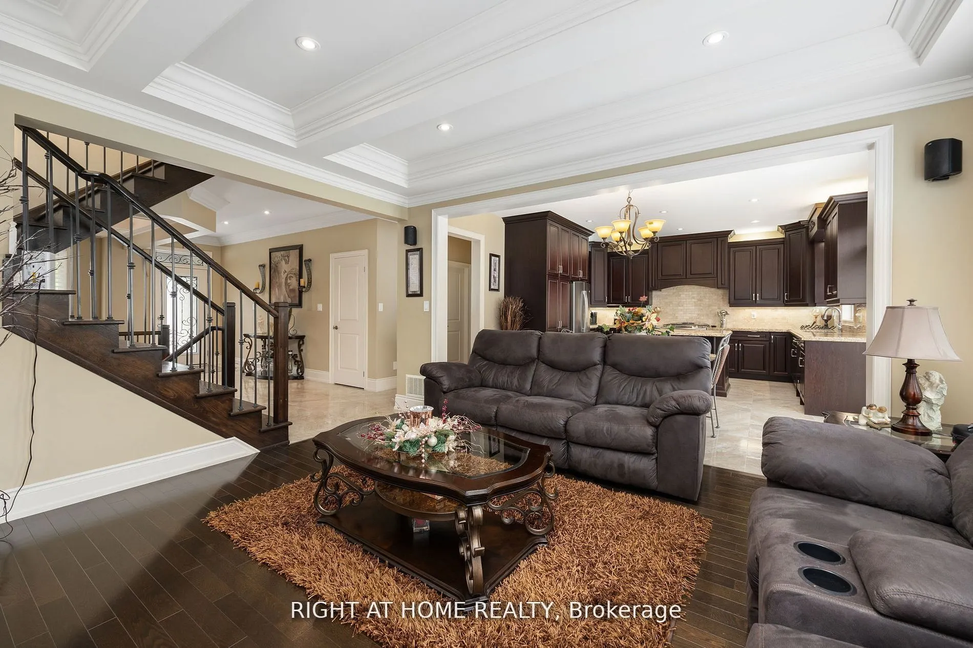 25 CHARTERHOUSE Drive N