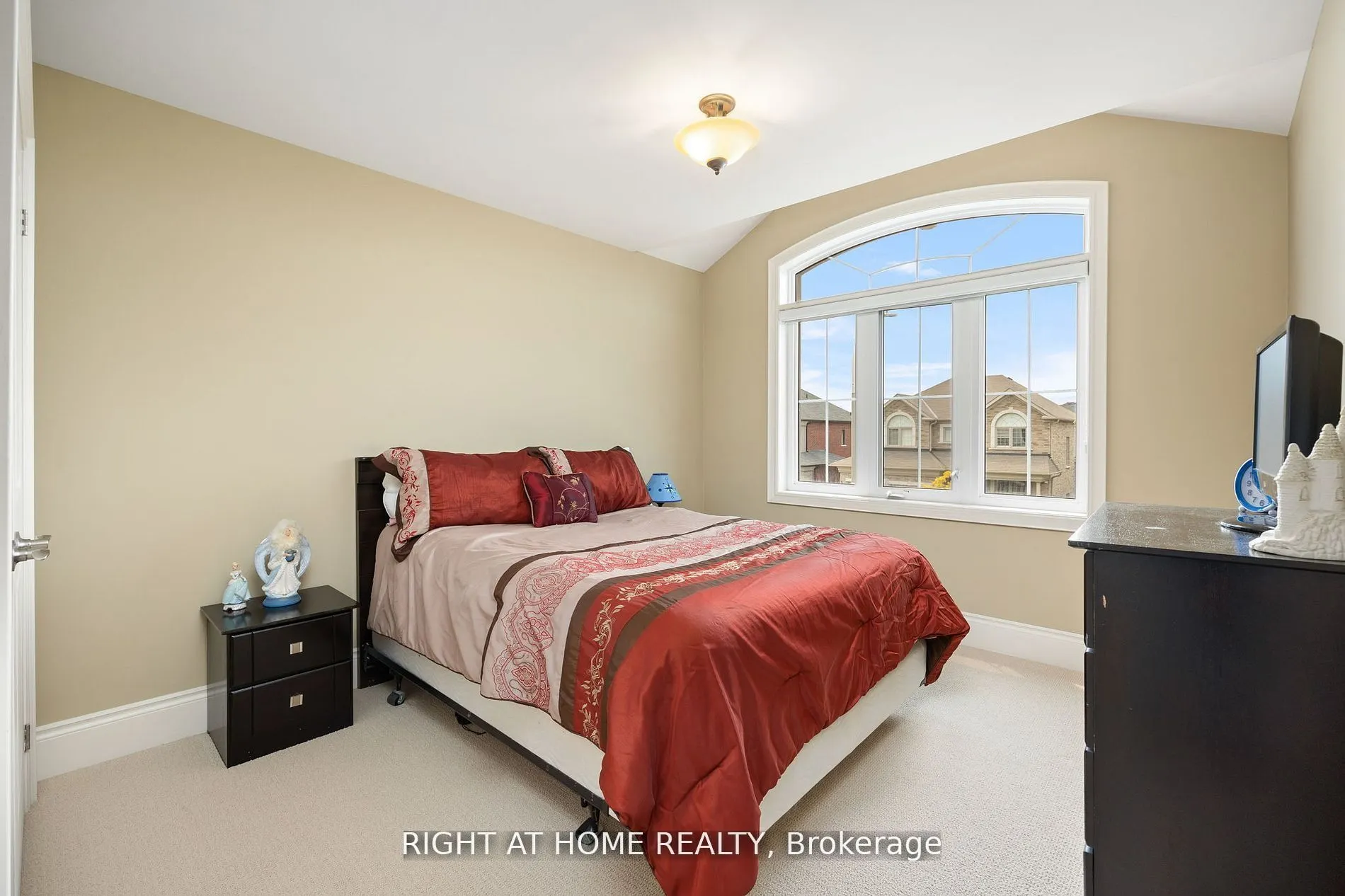 25 CHARTERHOUSE Drive N