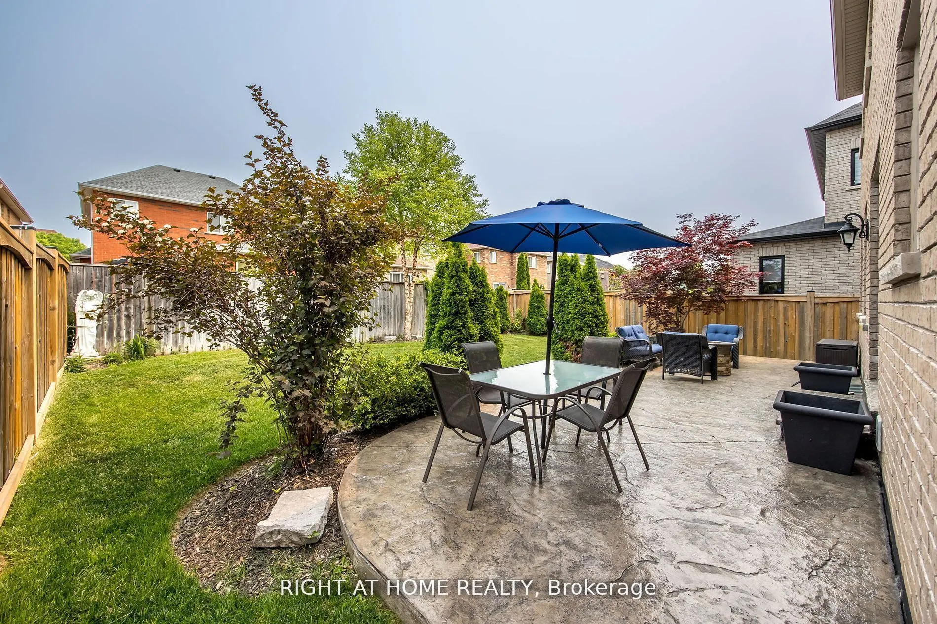 25 CHARTERHOUSE Drive N