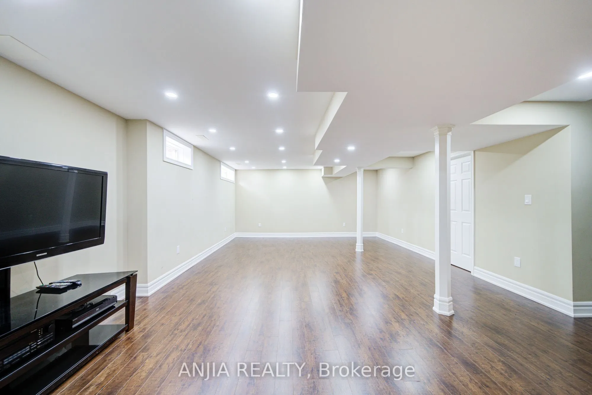 10 Thistledown Crescent