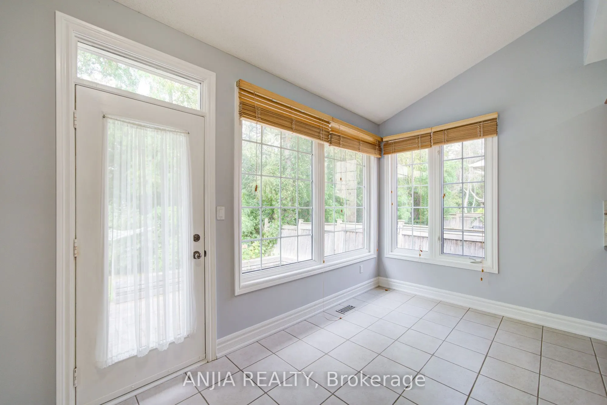 10 Thistledown Crescent