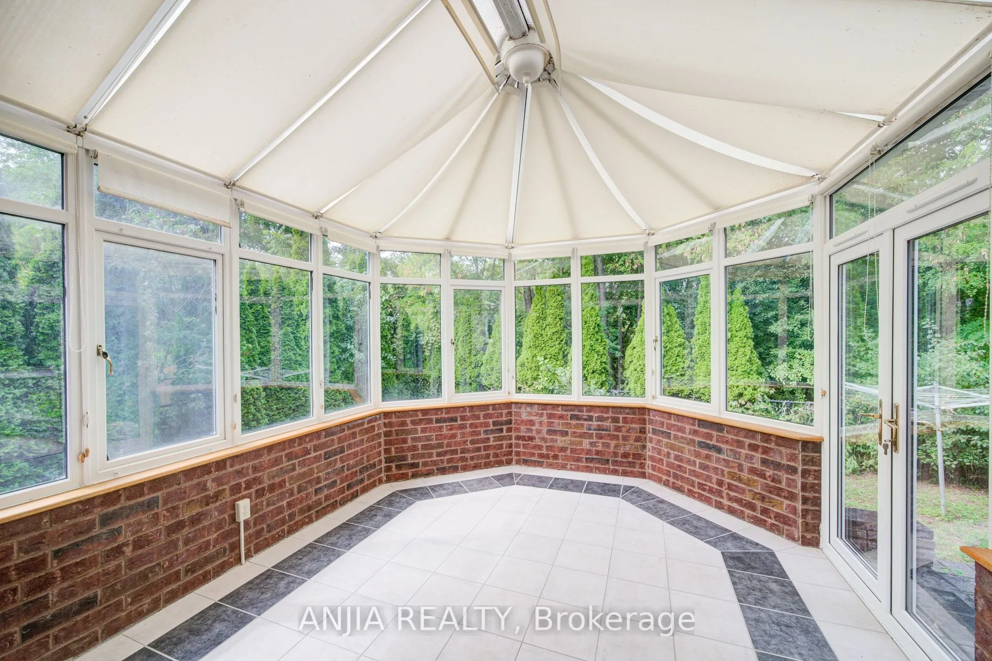 10 Thistledown Crescent