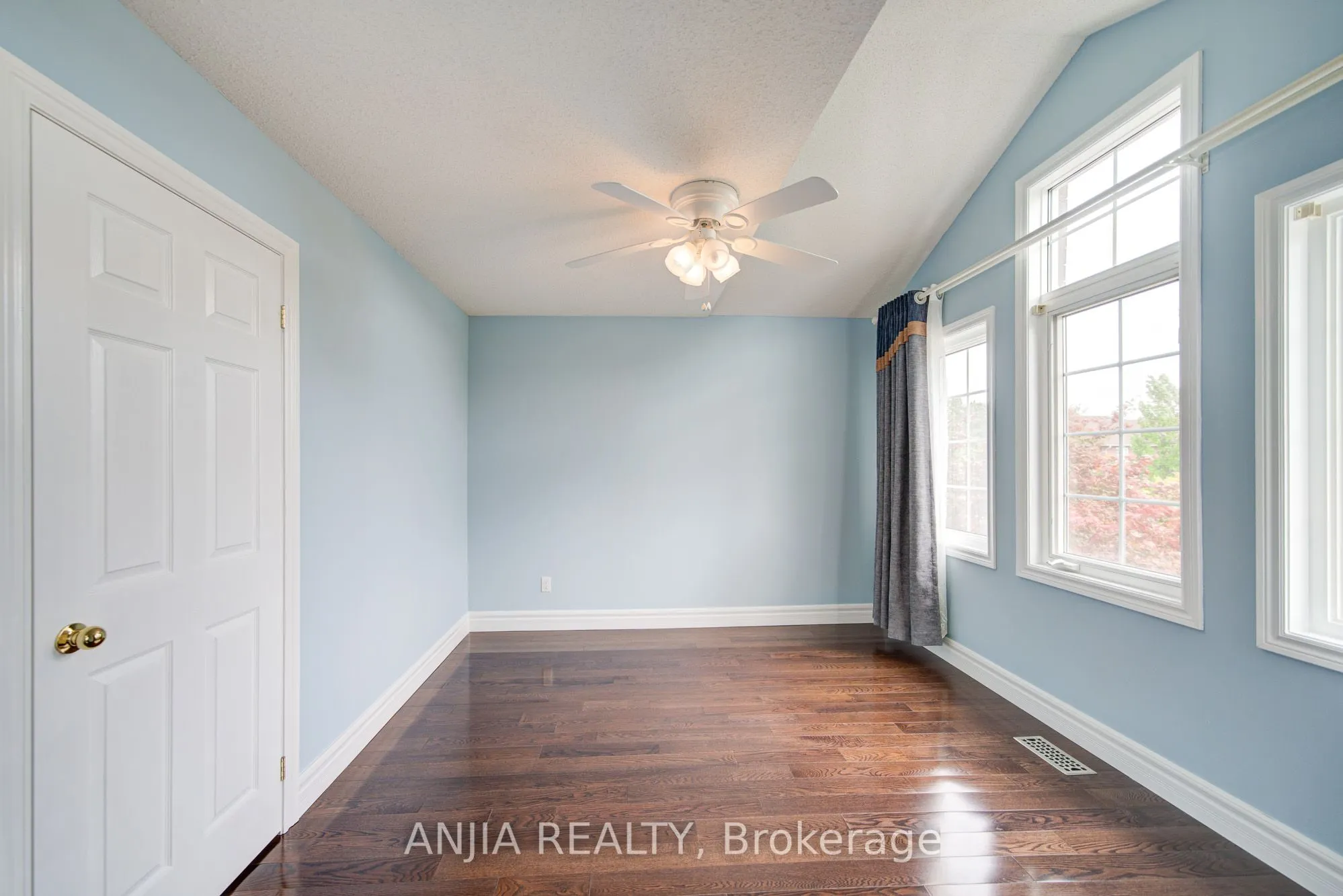 10 Thistledown Crescent
