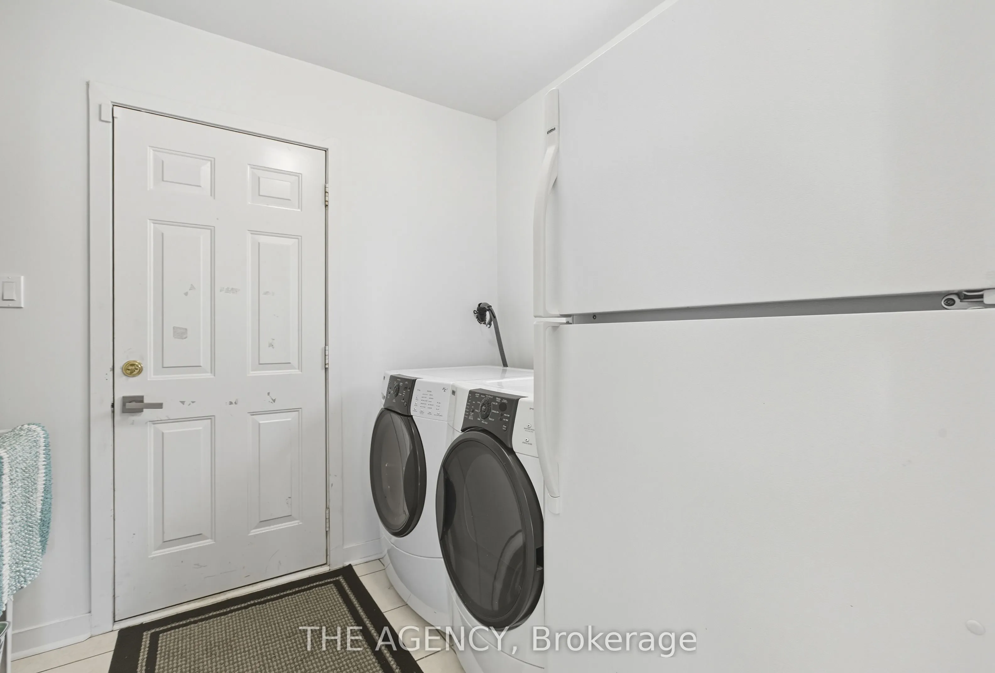 12 Robert Attersley Drive E