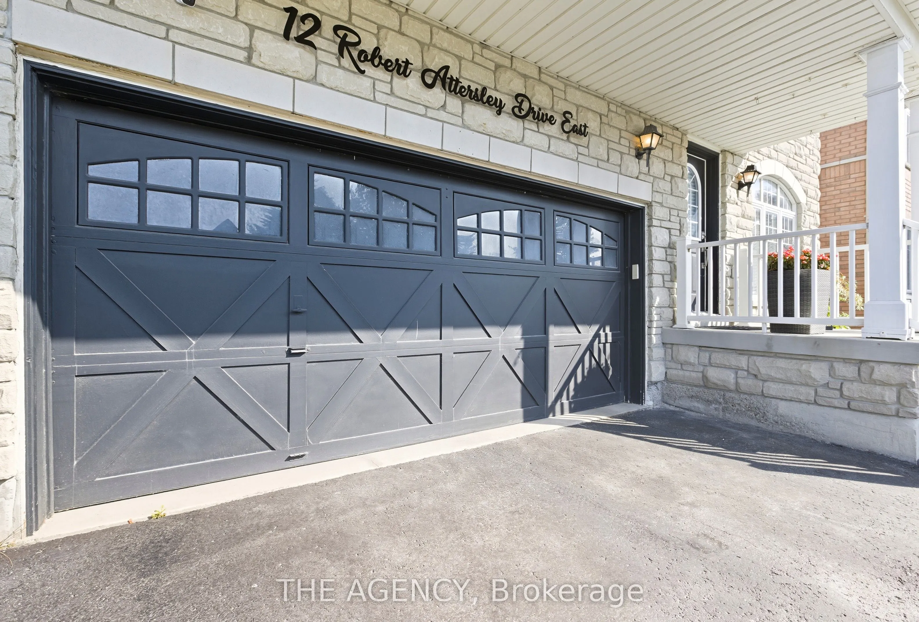 12 Robert Attersley Drive E