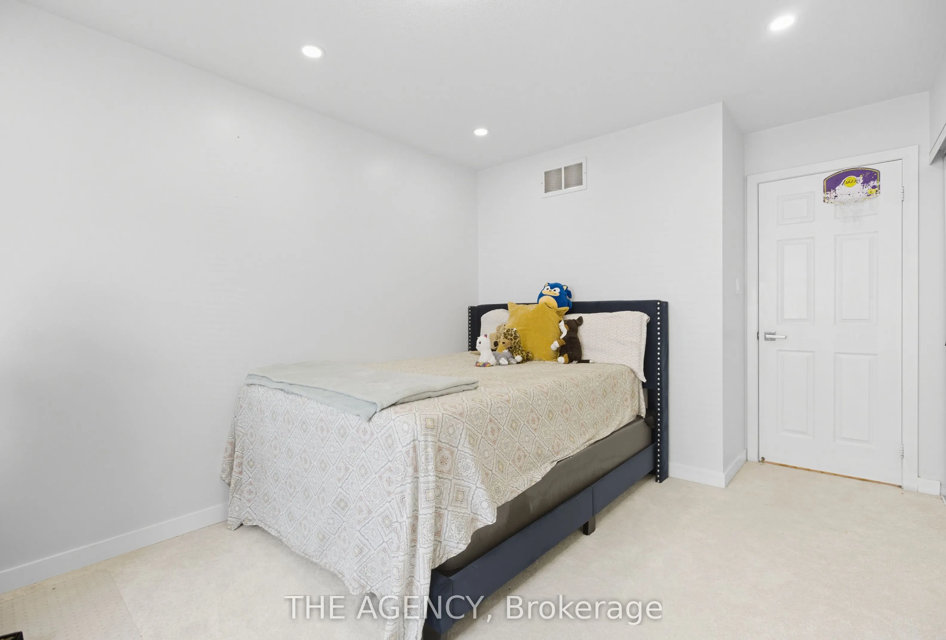 12 Robert Attersley Drive E
