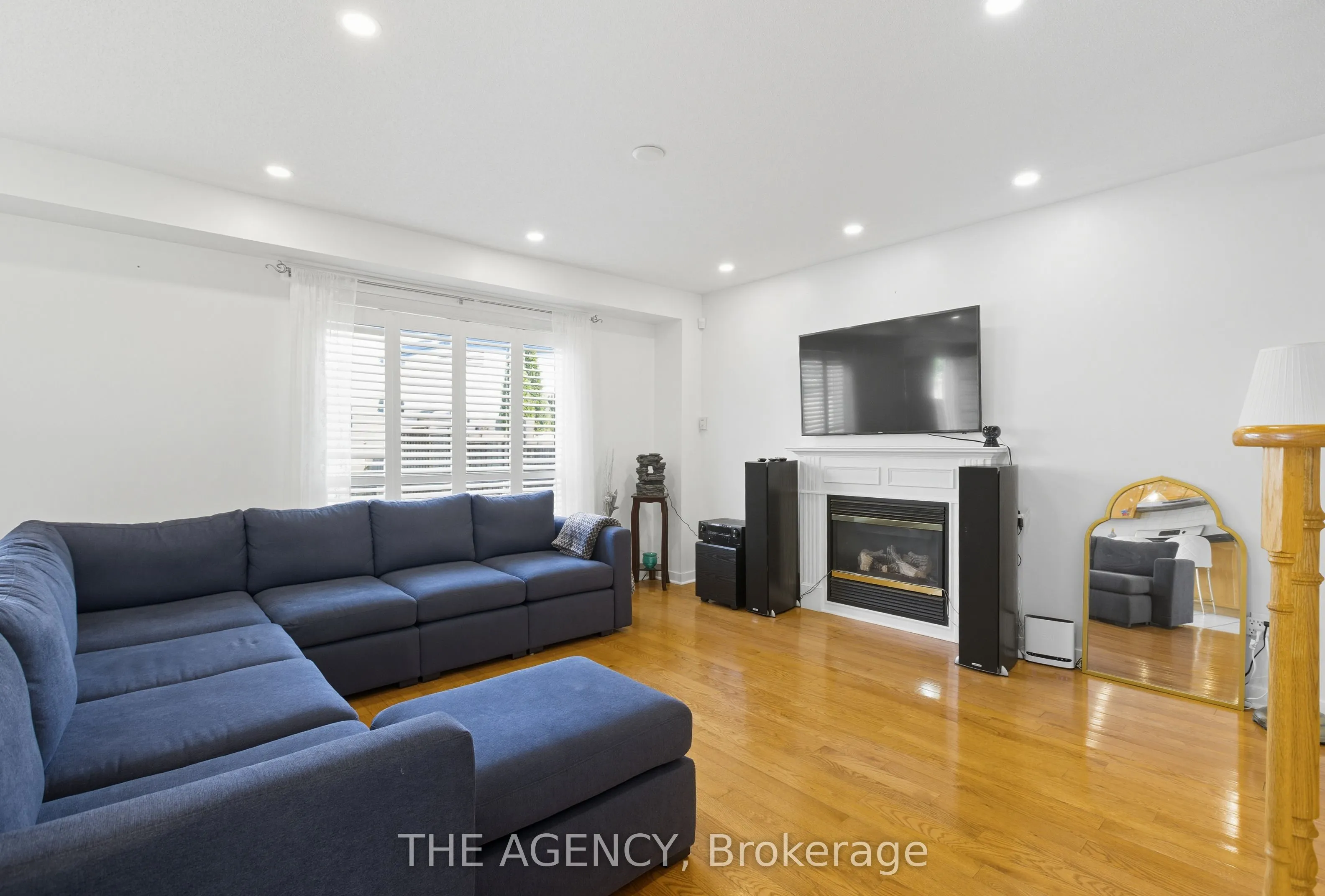 12 Robert Attersley Drive E