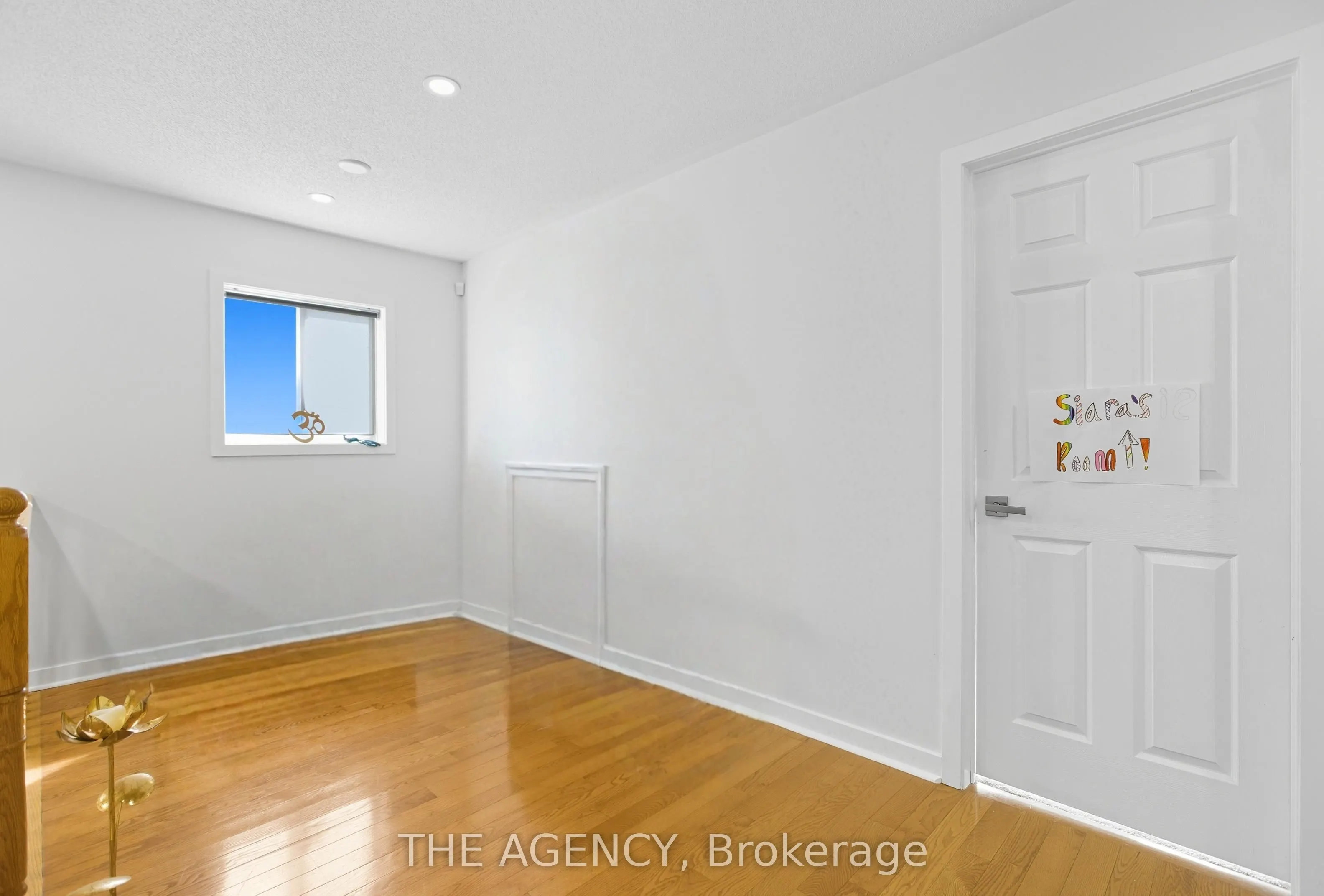 12 Robert Attersley Drive E