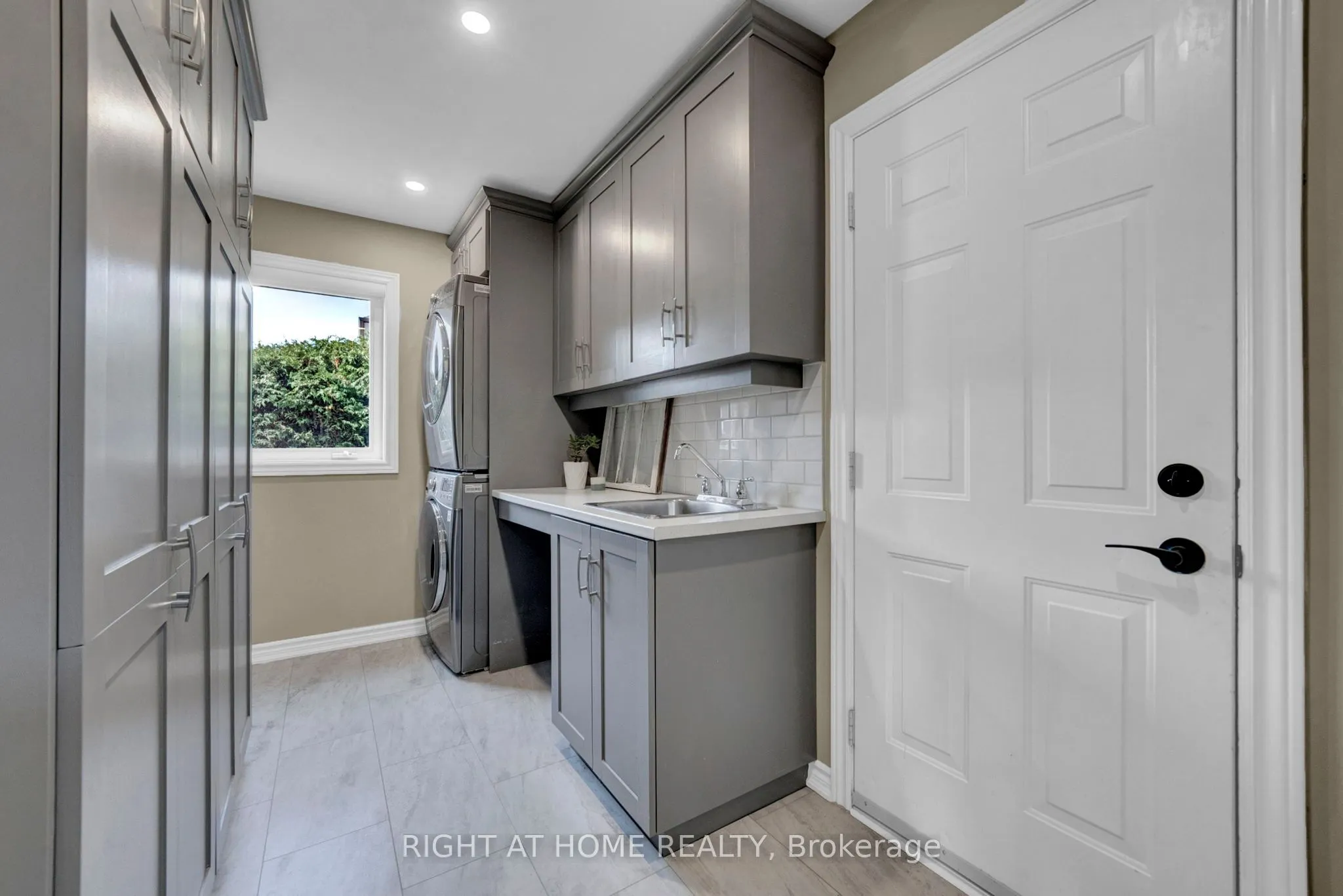 889 Oberland Drive