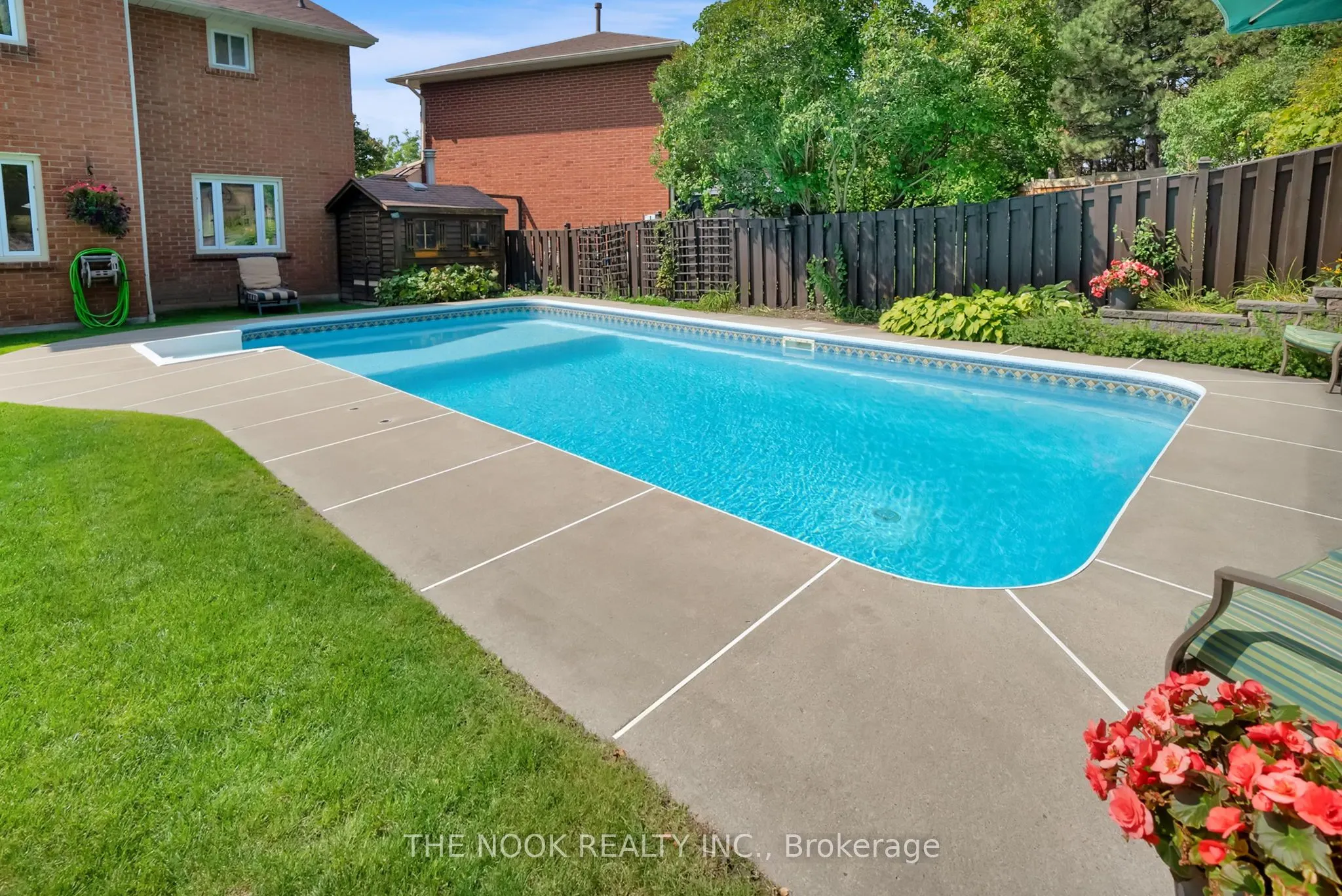 42 Robinson Crescent