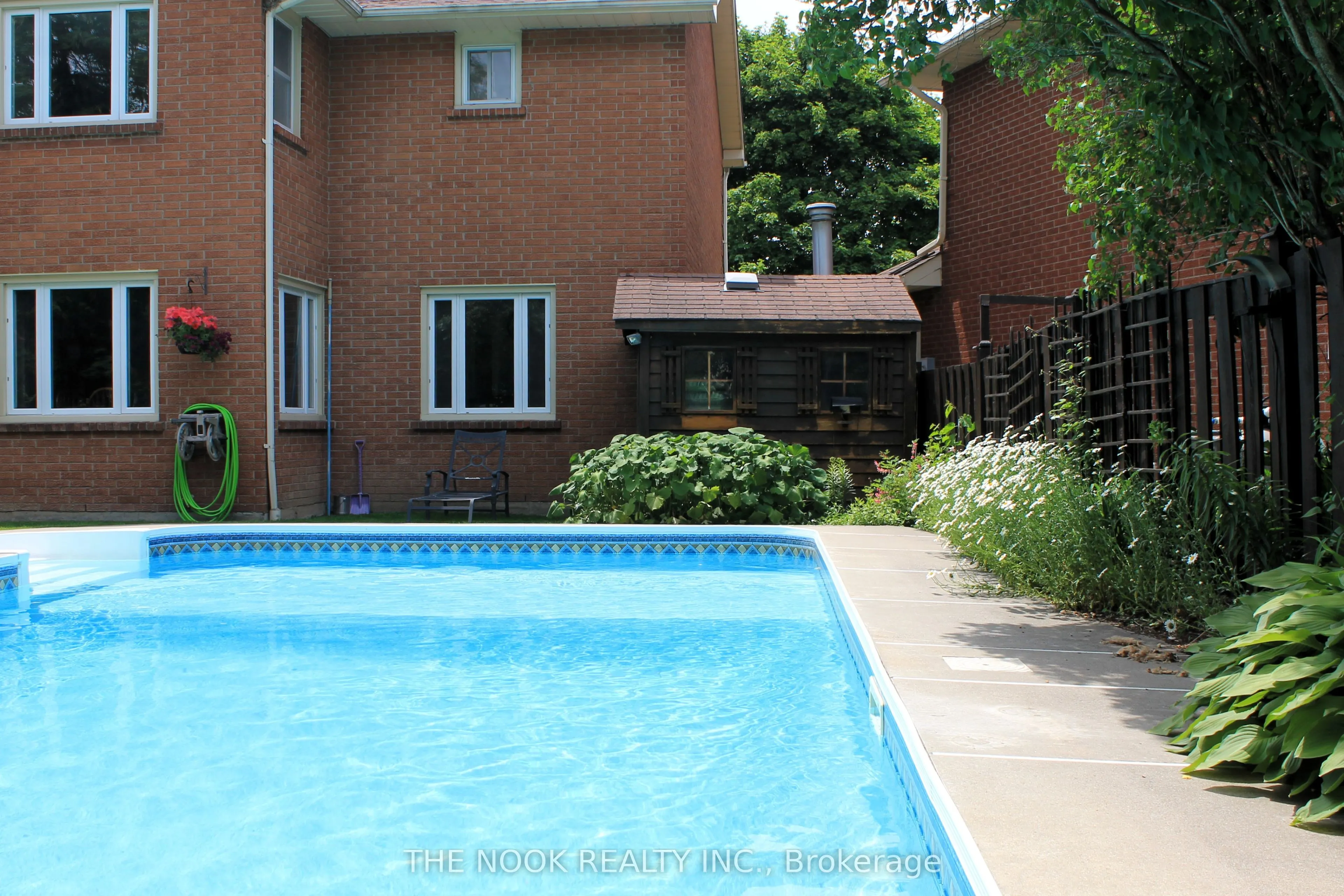 42 Robinson Crescent