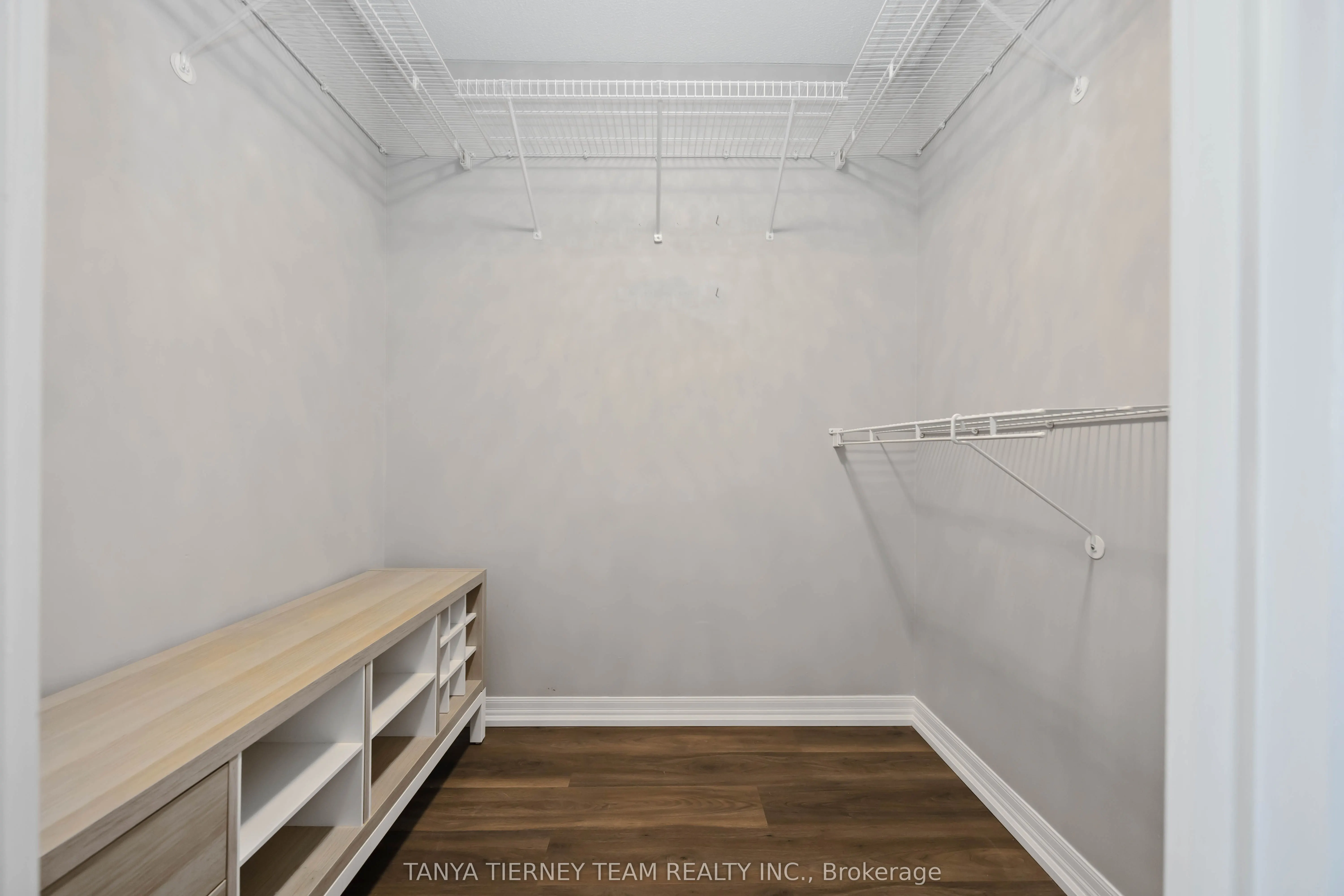 711 Rossland Road E, #1206