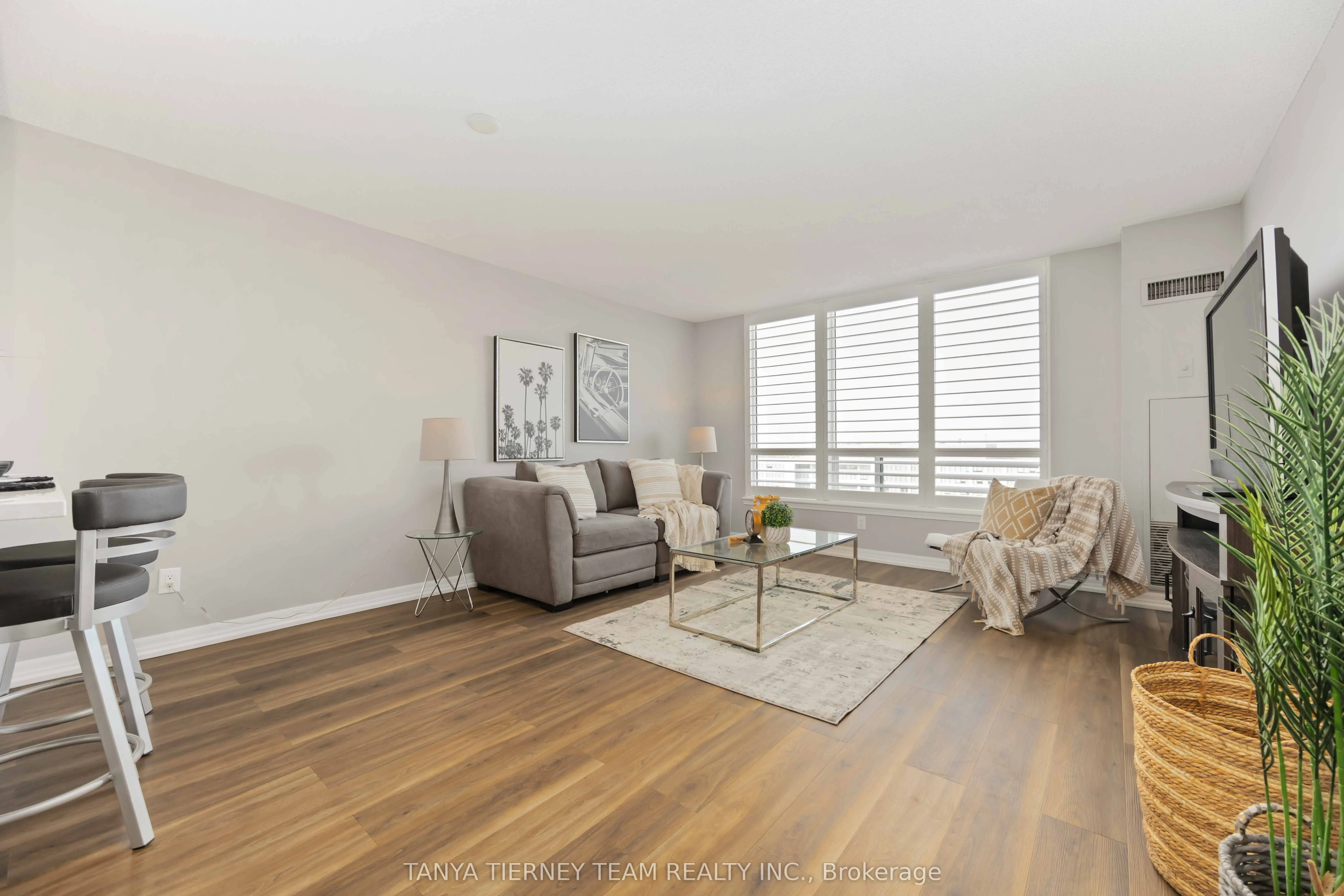 711 Rossland Road E, #1206