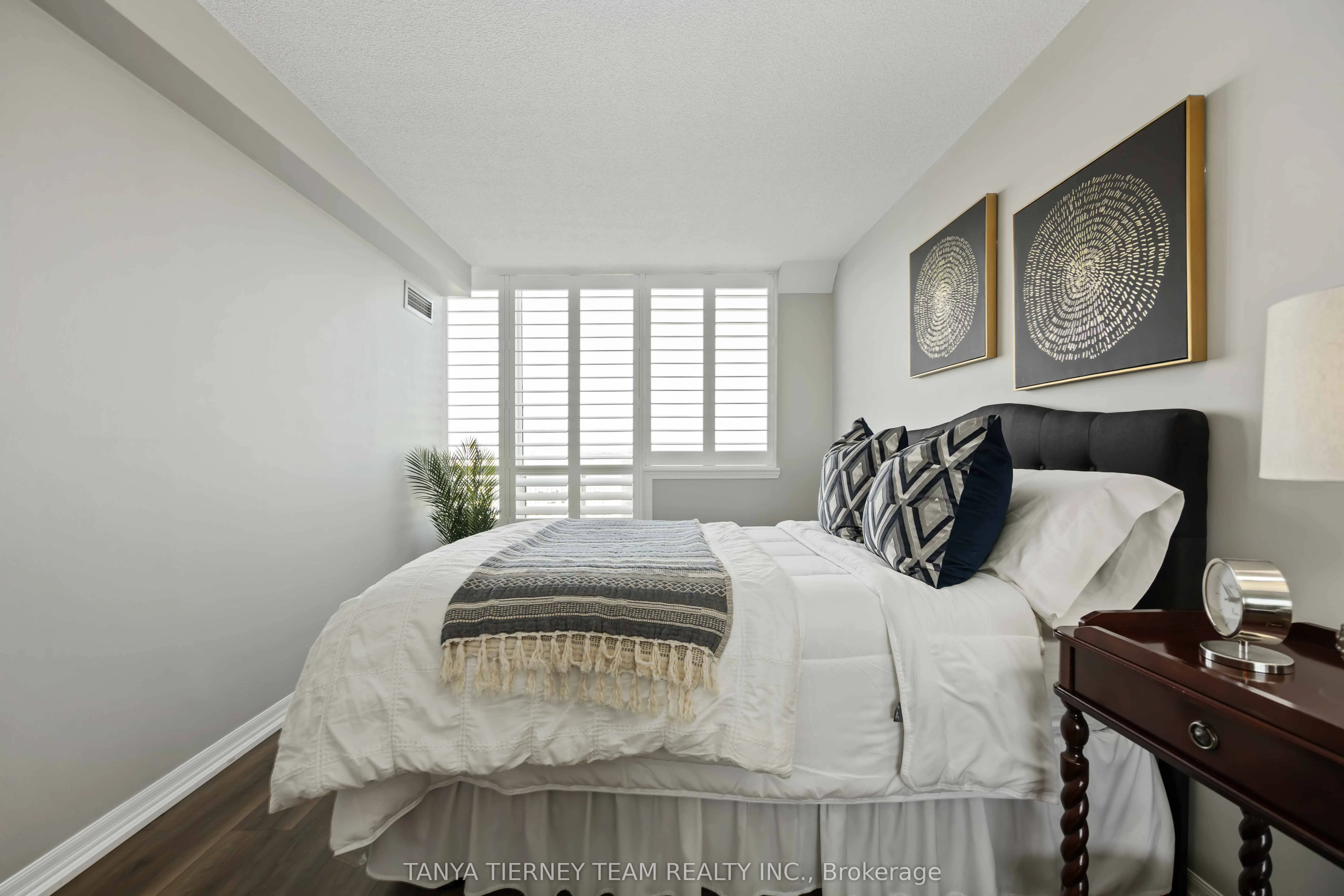 711 Rossland Road E, #1206