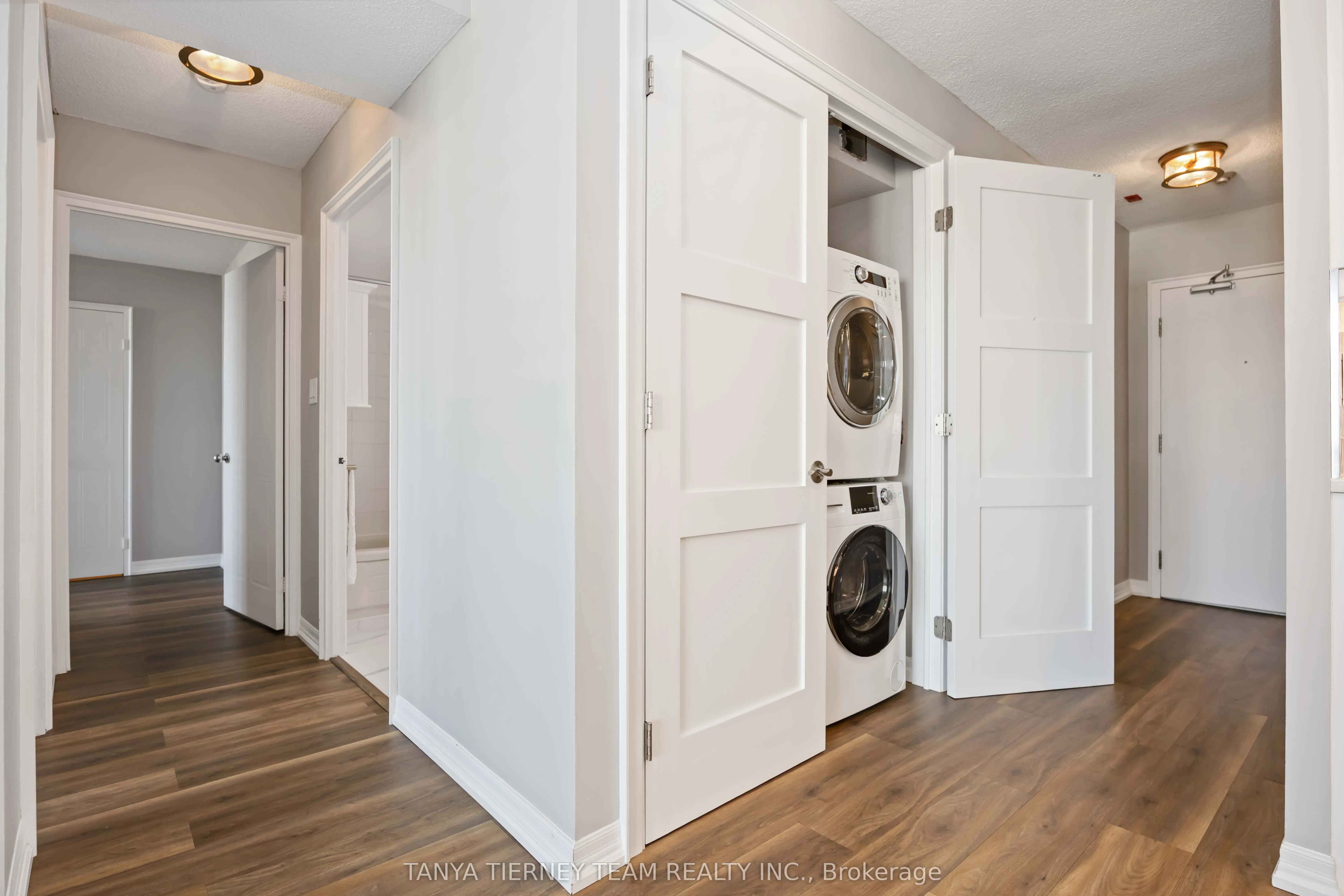 711 Rossland Road E, #1206