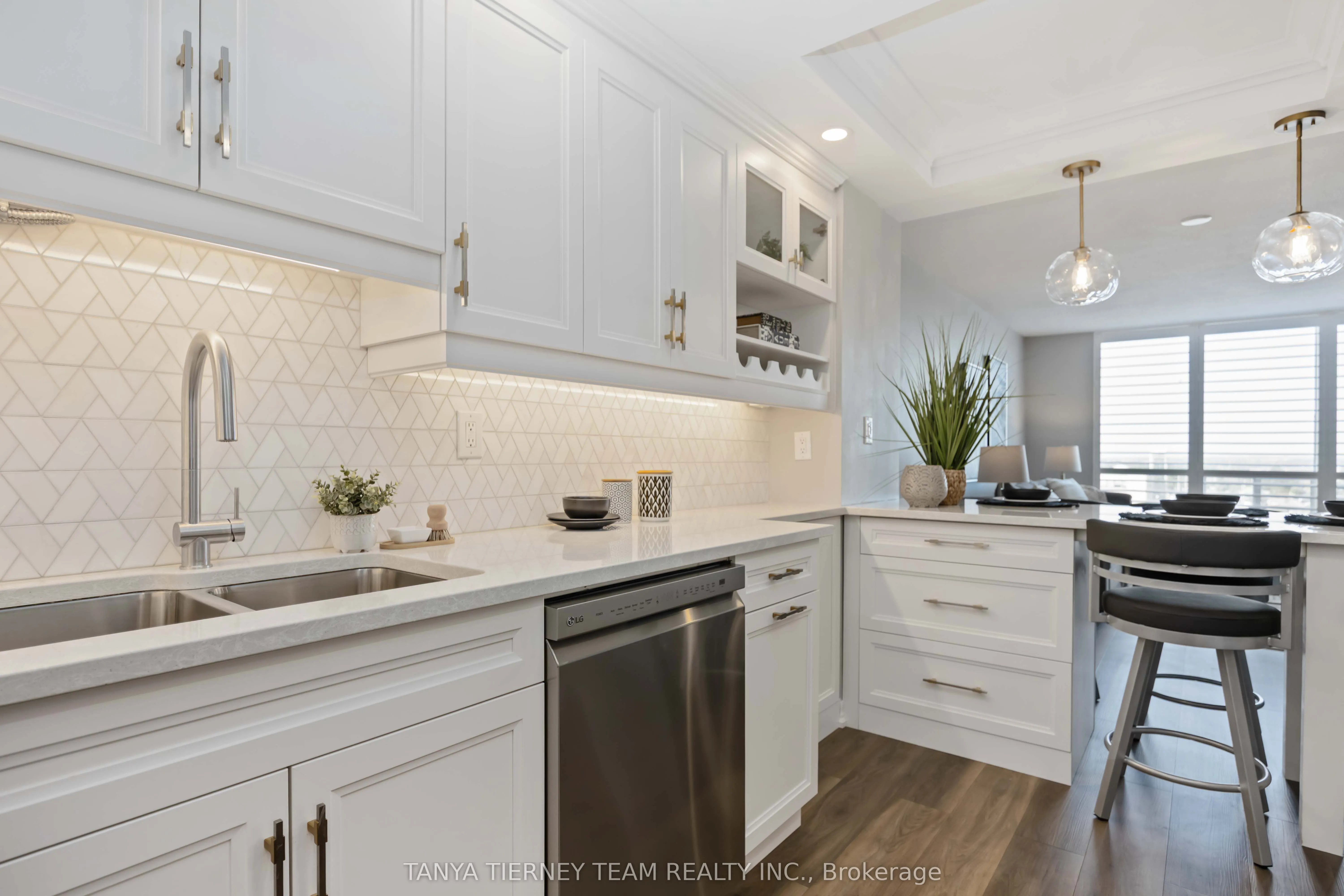 711 Rossland Road E, #1206
