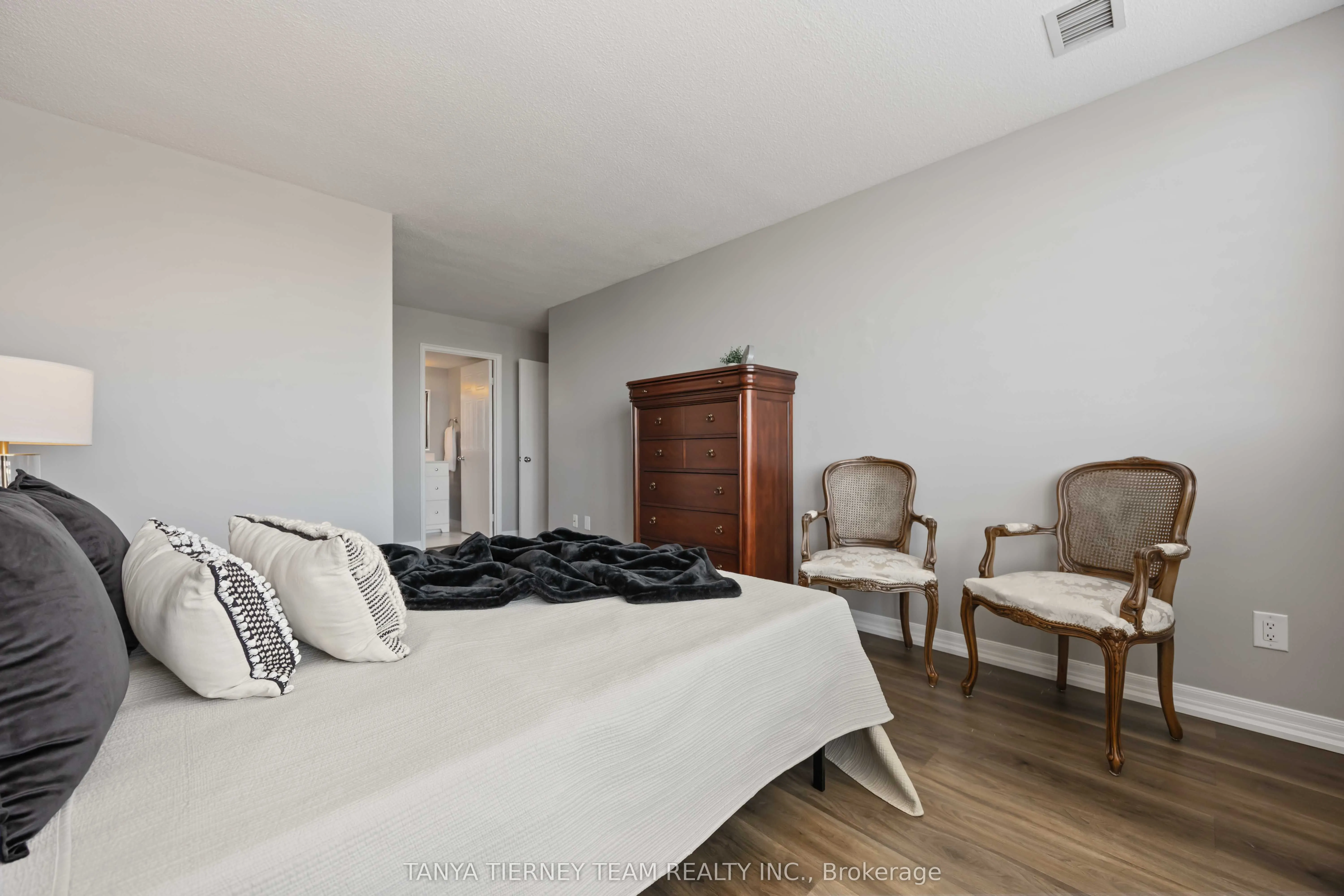 711 Rossland Road E, #1206