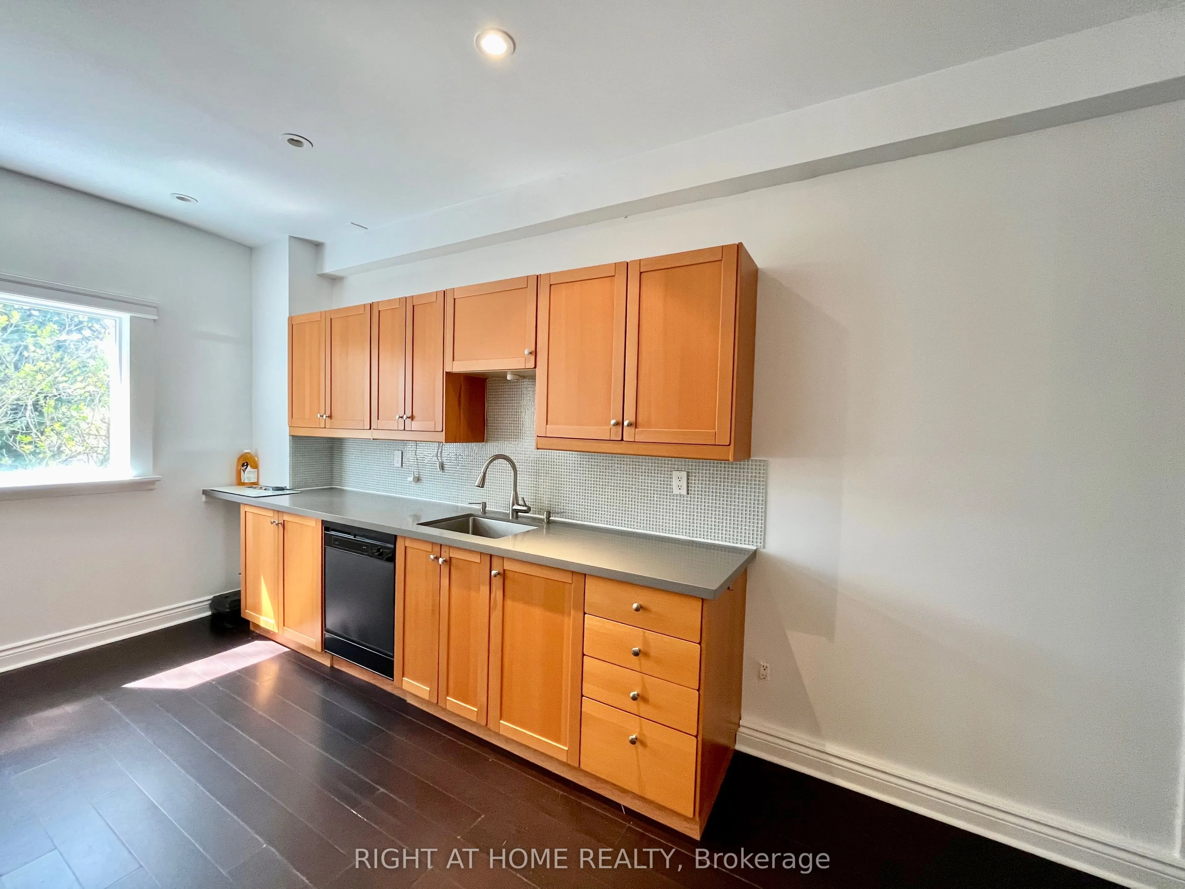 75 Dingwall Avenue
