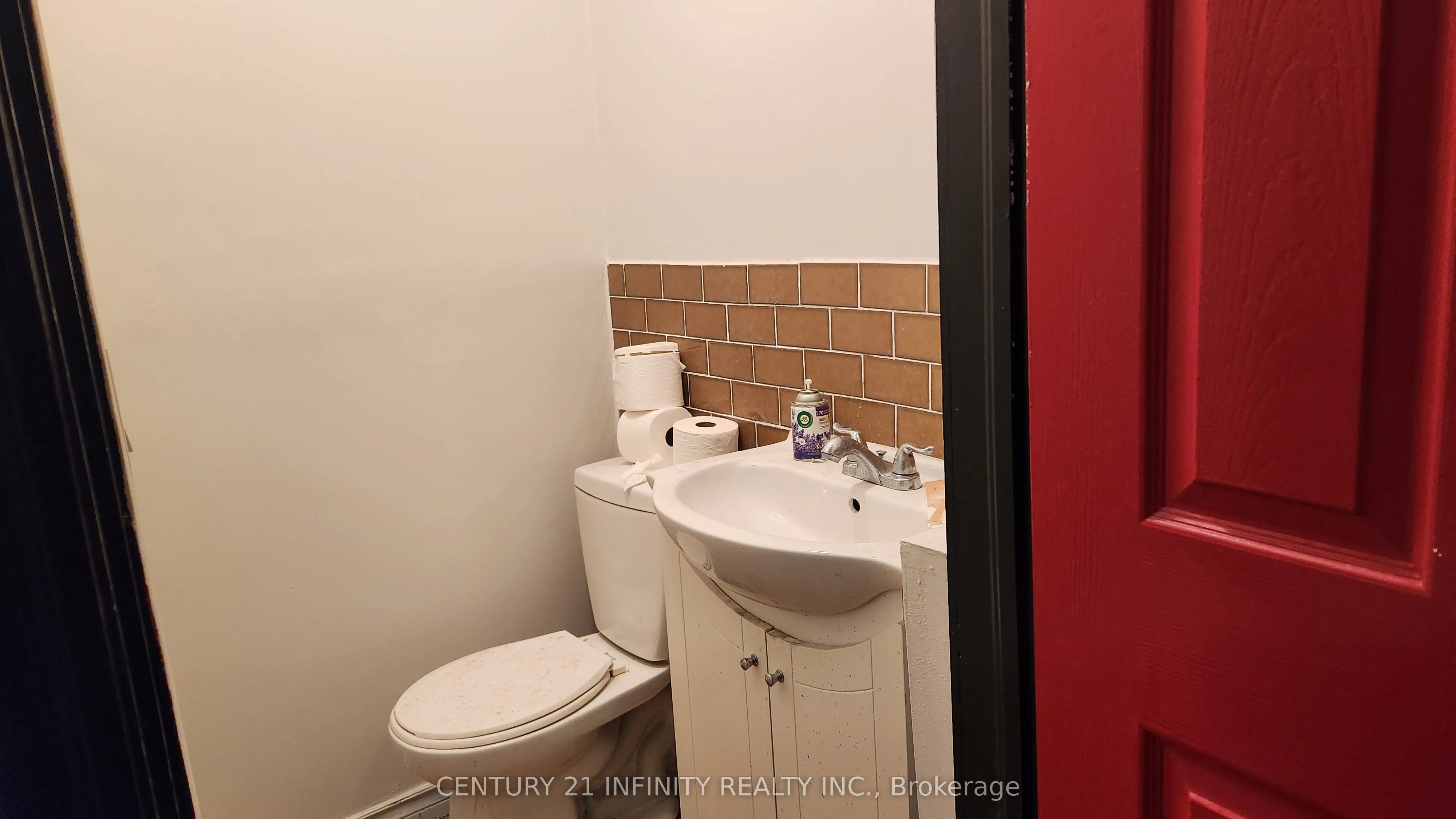 142 Simcoe Street S