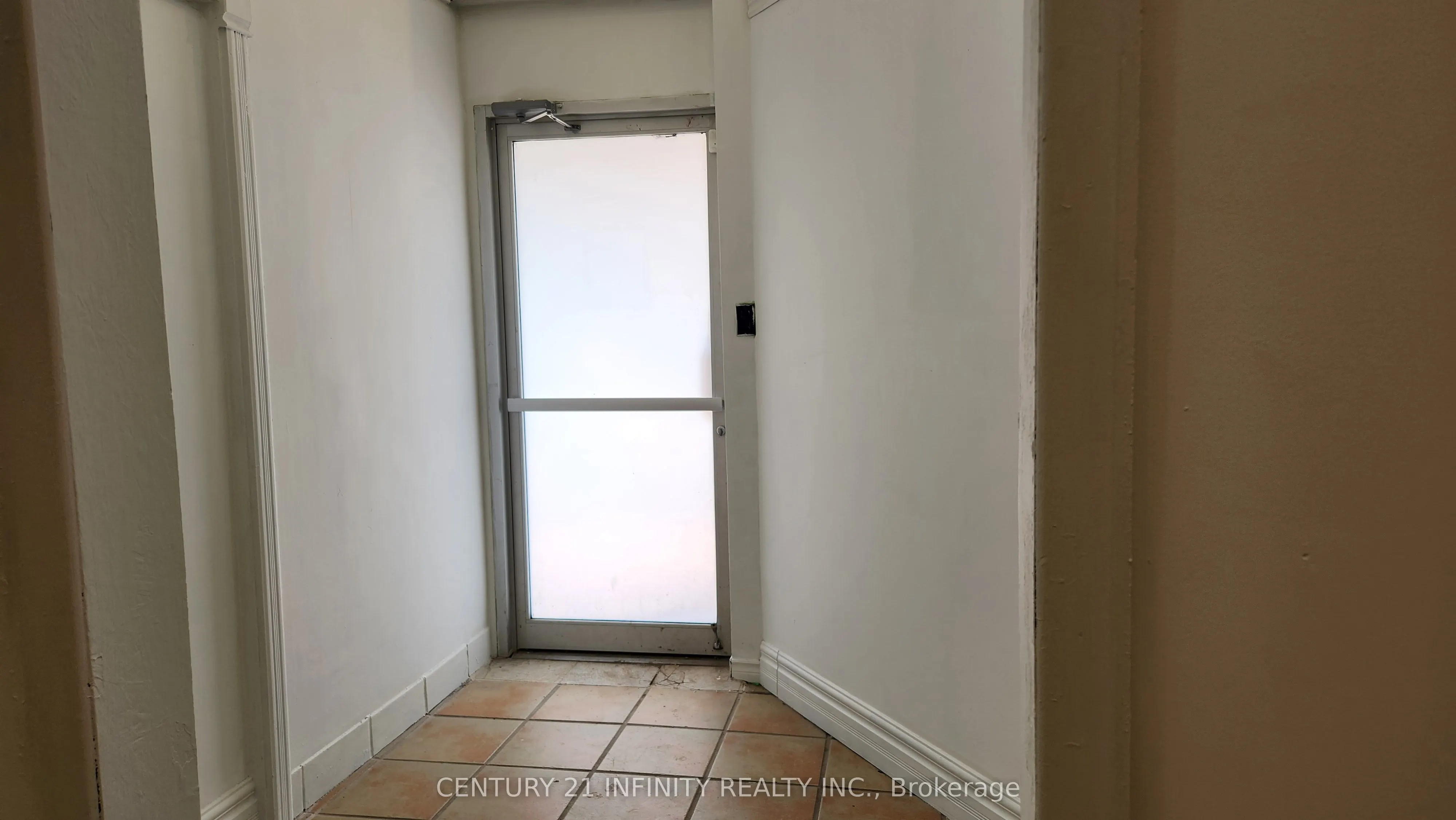 142 Simcoe Street S
