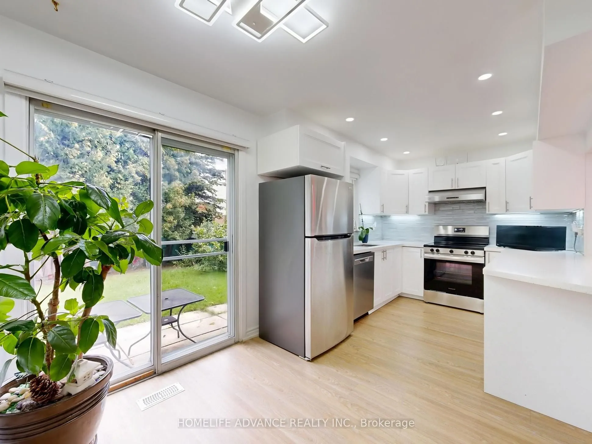 75 Mossbrook Crescent