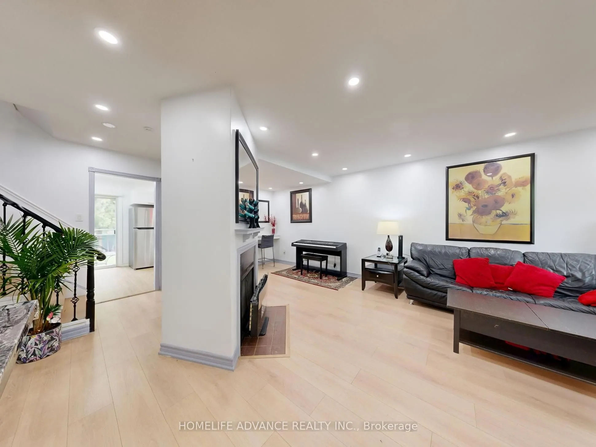 75 Mossbrook Crescent
