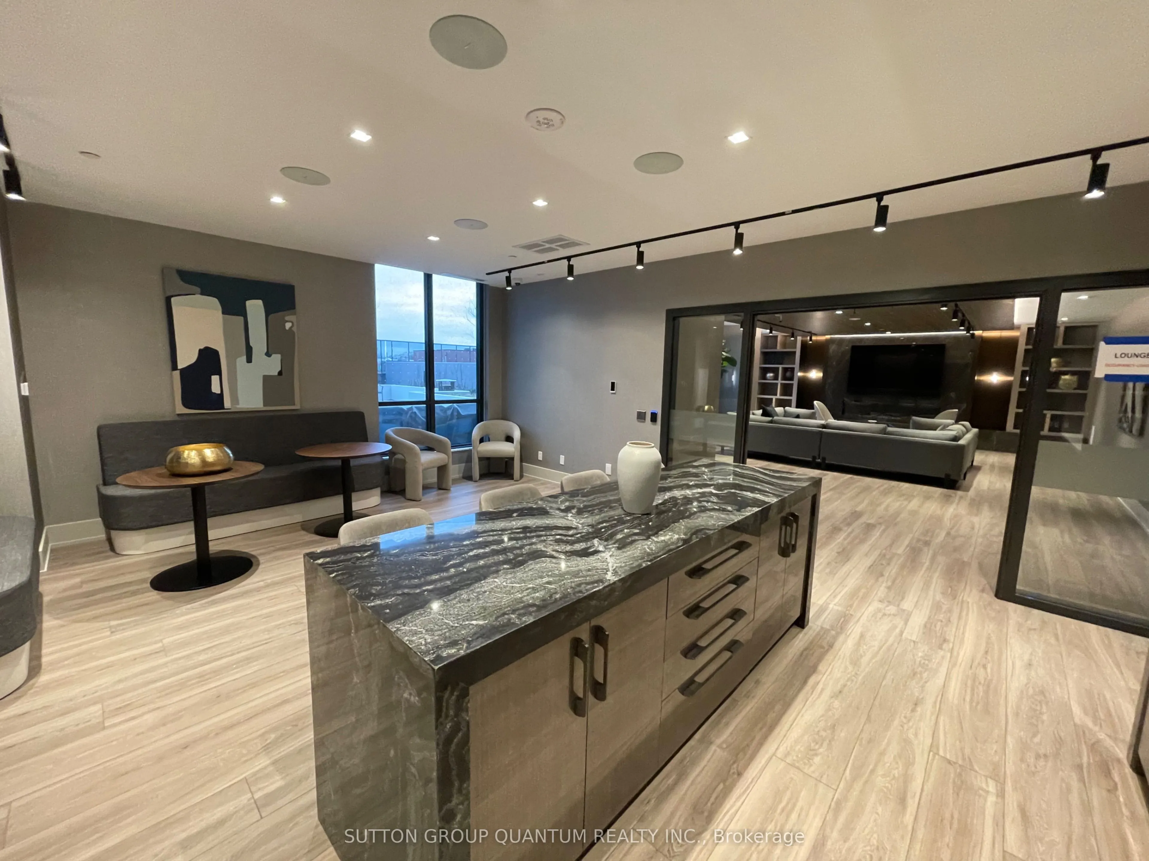 1709 - 286 Main Street, #09