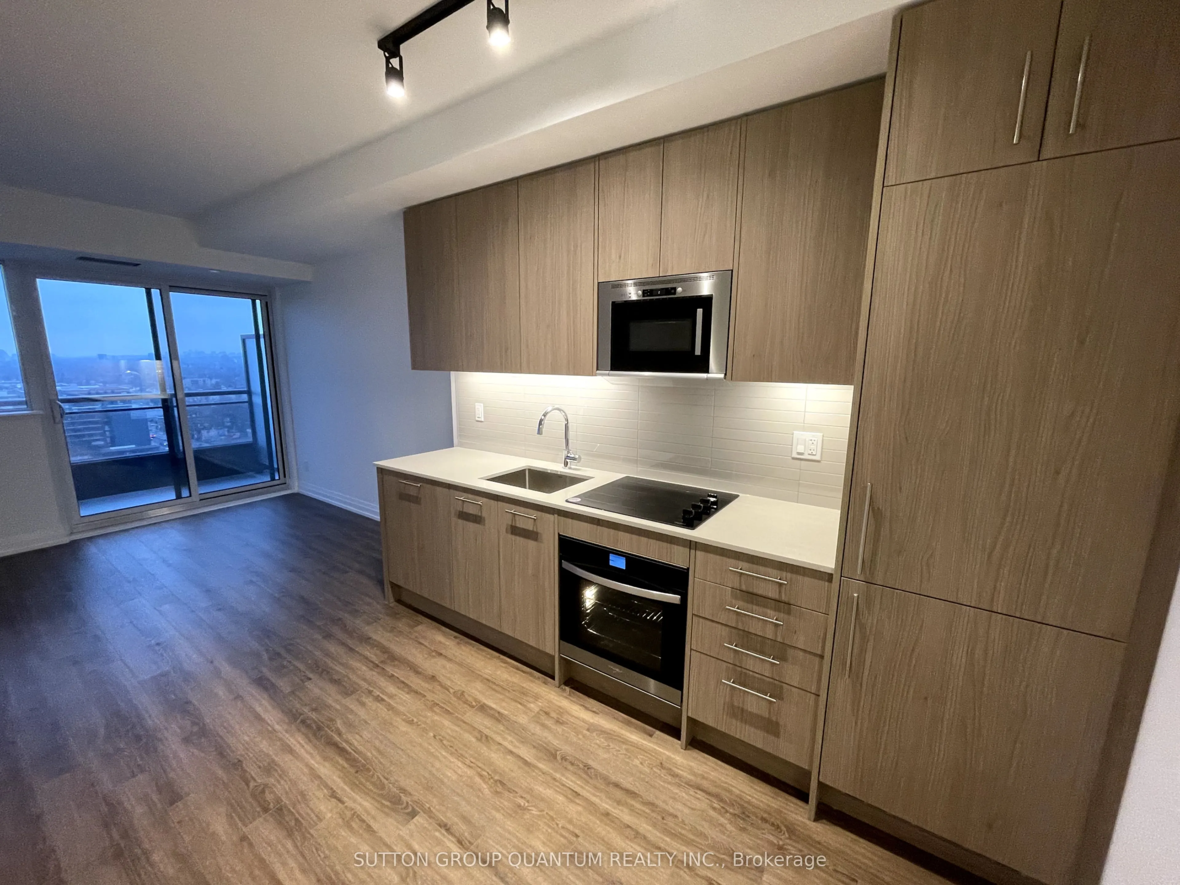 1709 - 286 Main Street, #09