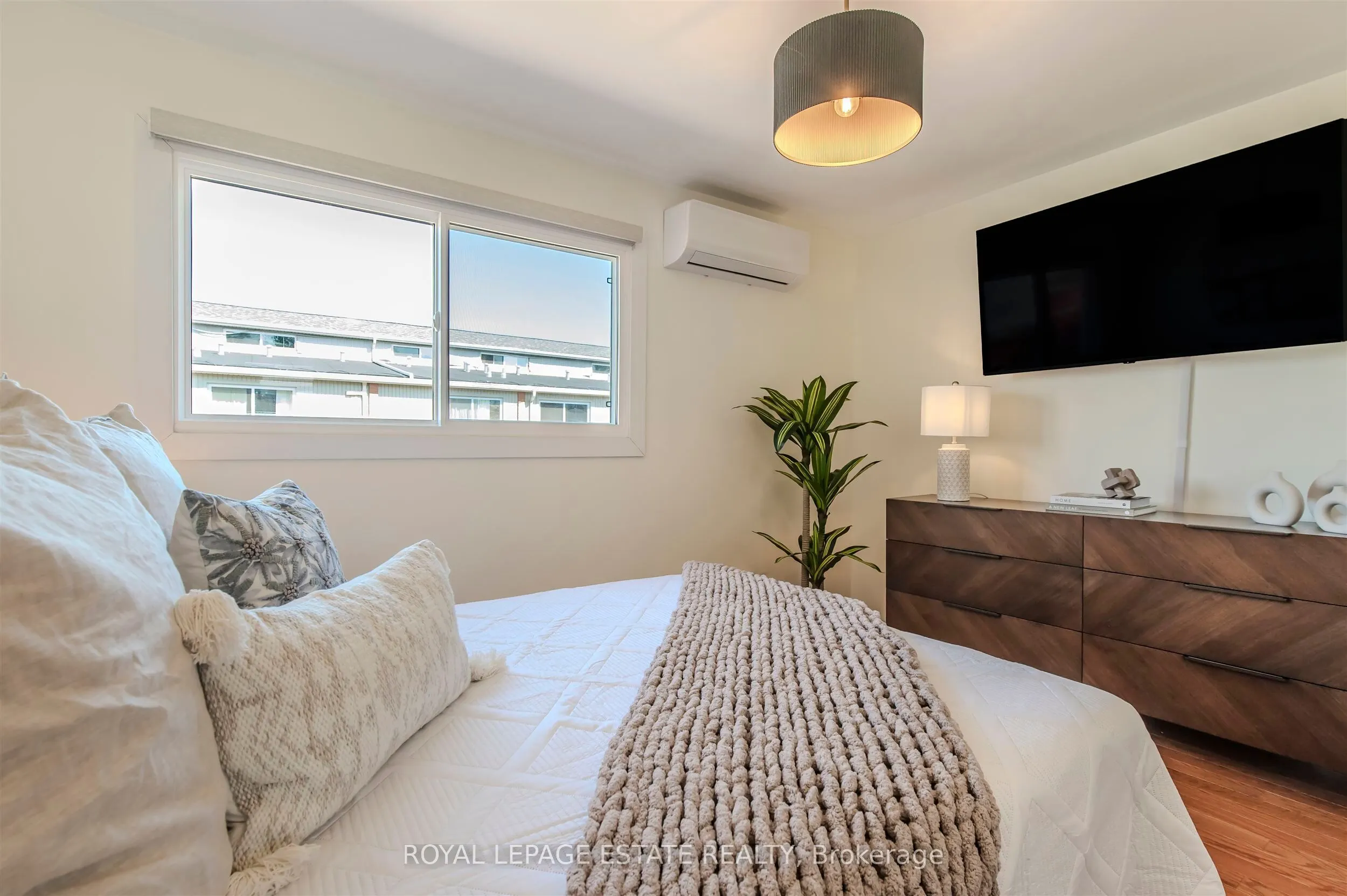 1209 Queen Street E, #32