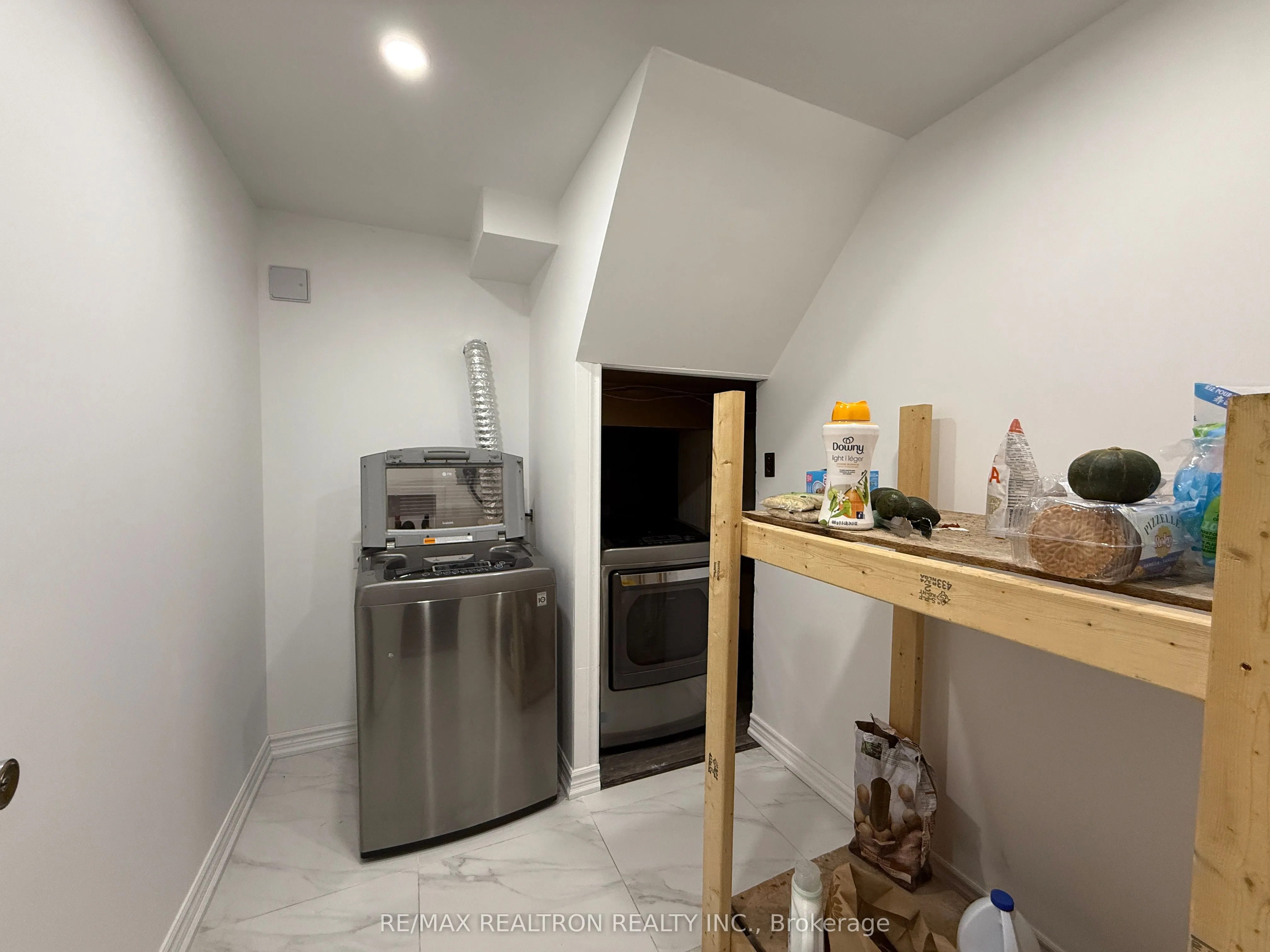 34 Iangrove Terrace, #Main Floor