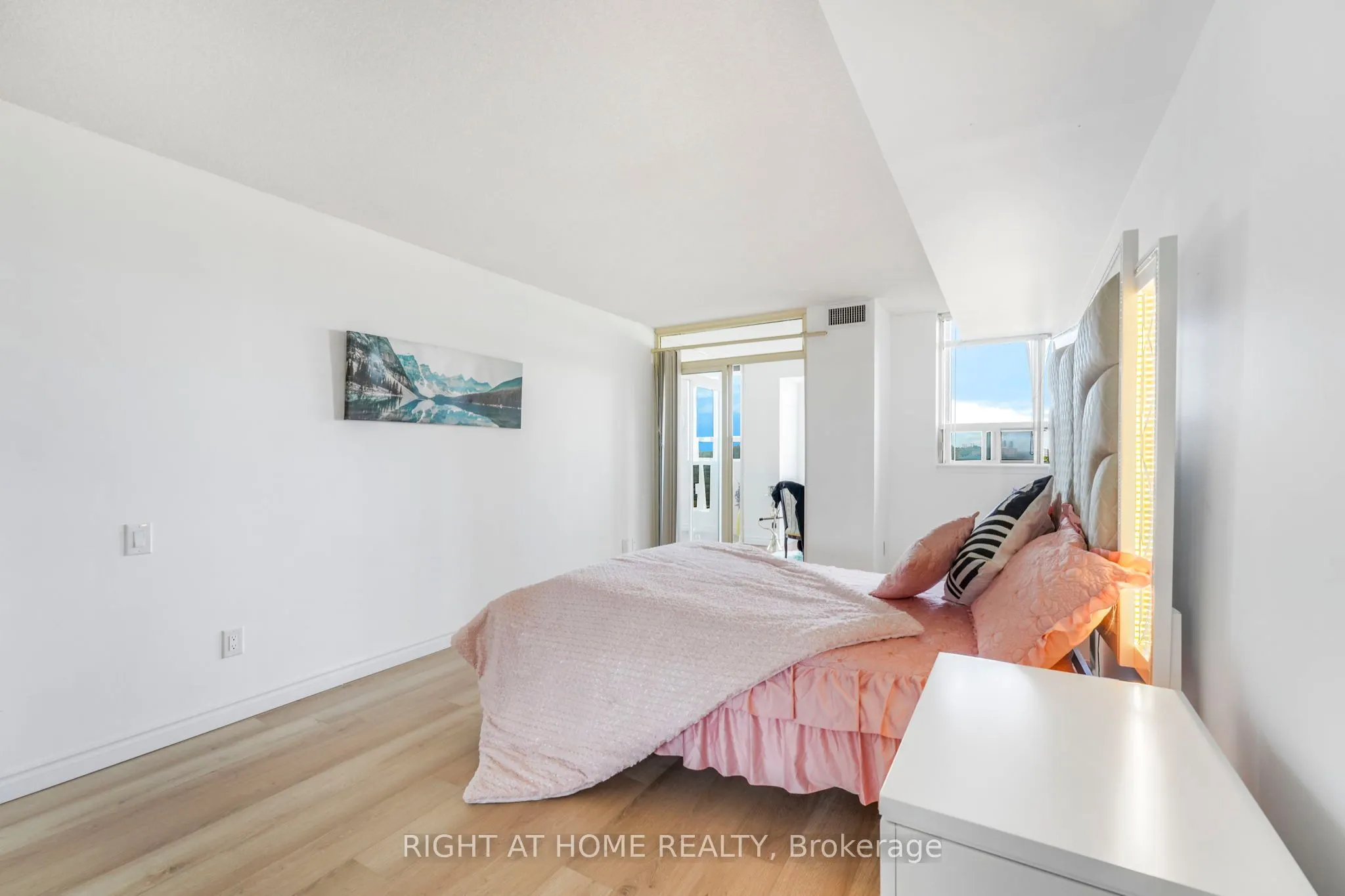2466 Eglinton Avenue E, #707