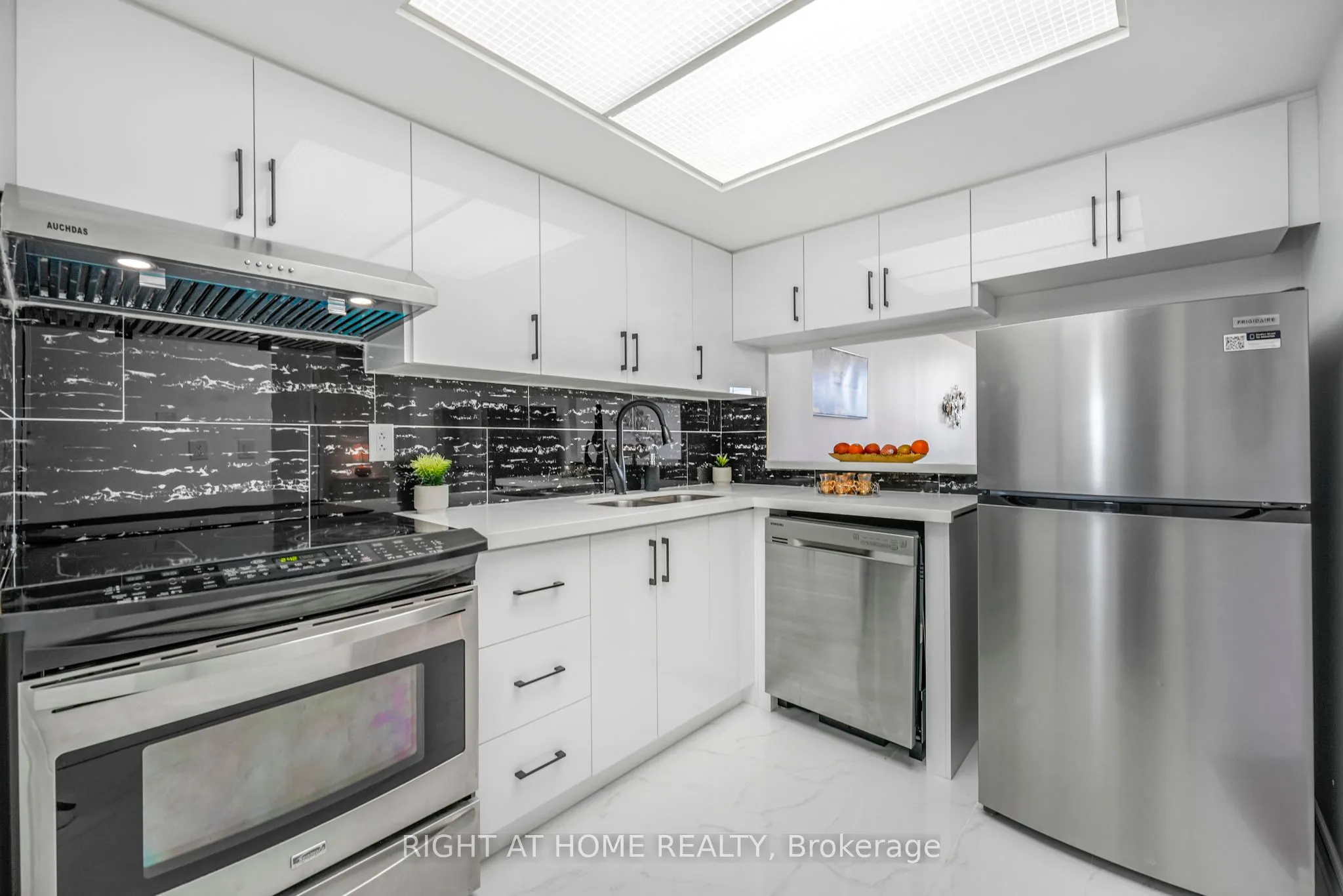 2466 Eglinton Avenue E, #707
