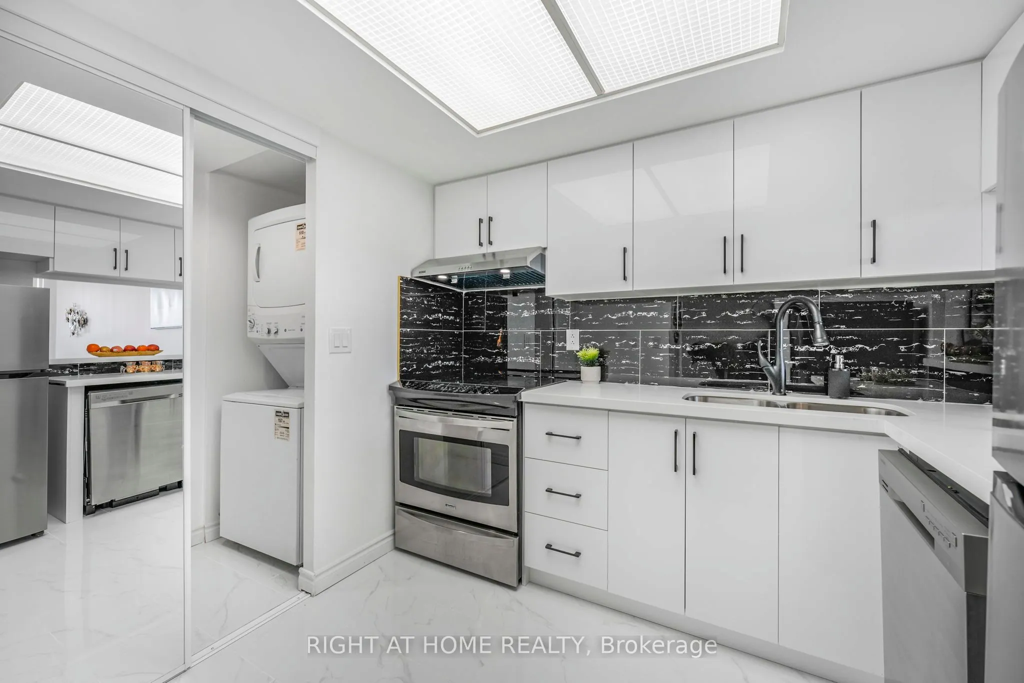 2466 Eglinton Avenue E, #707