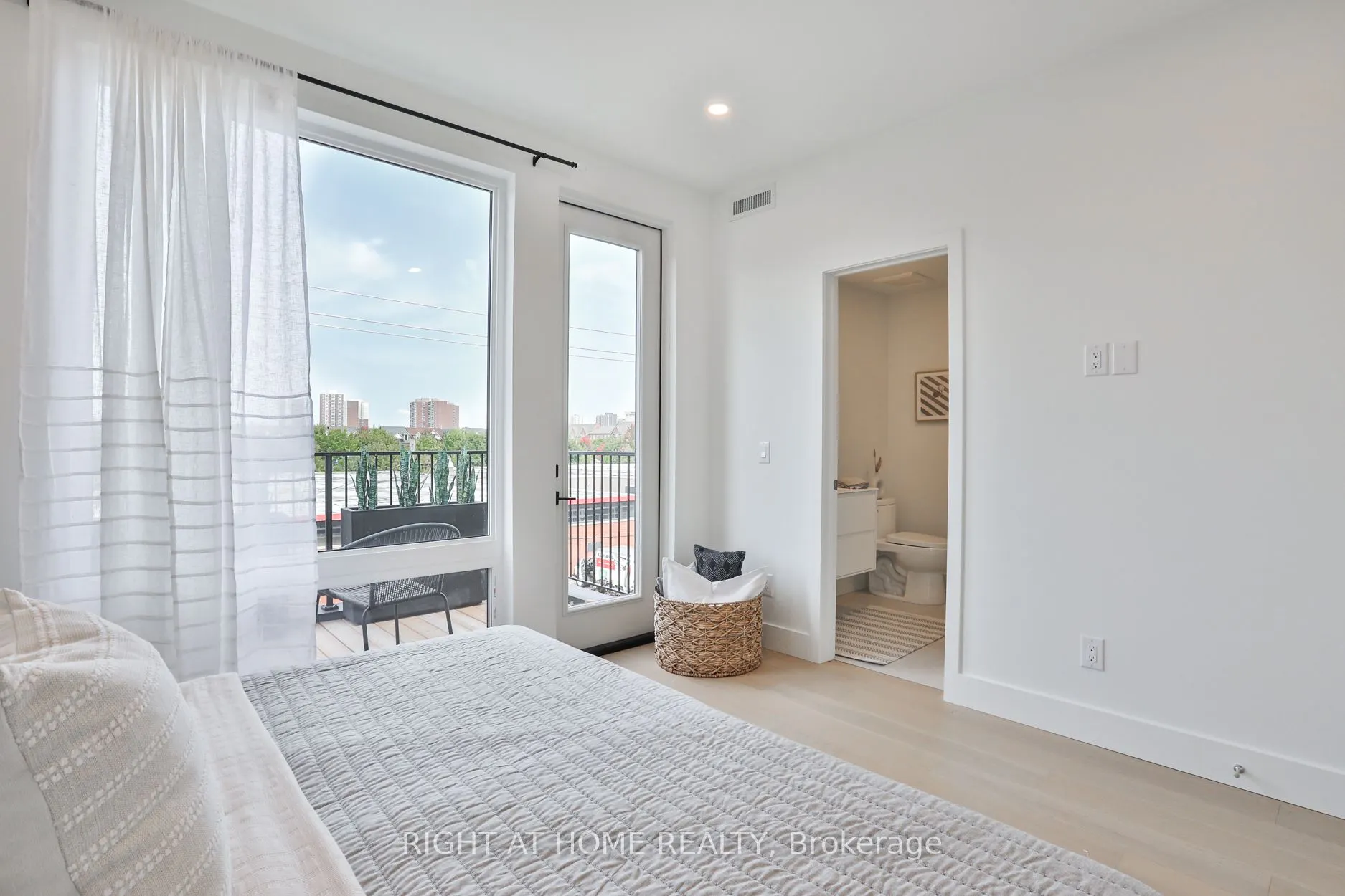 2343 Gerrard Street E, #Sky
