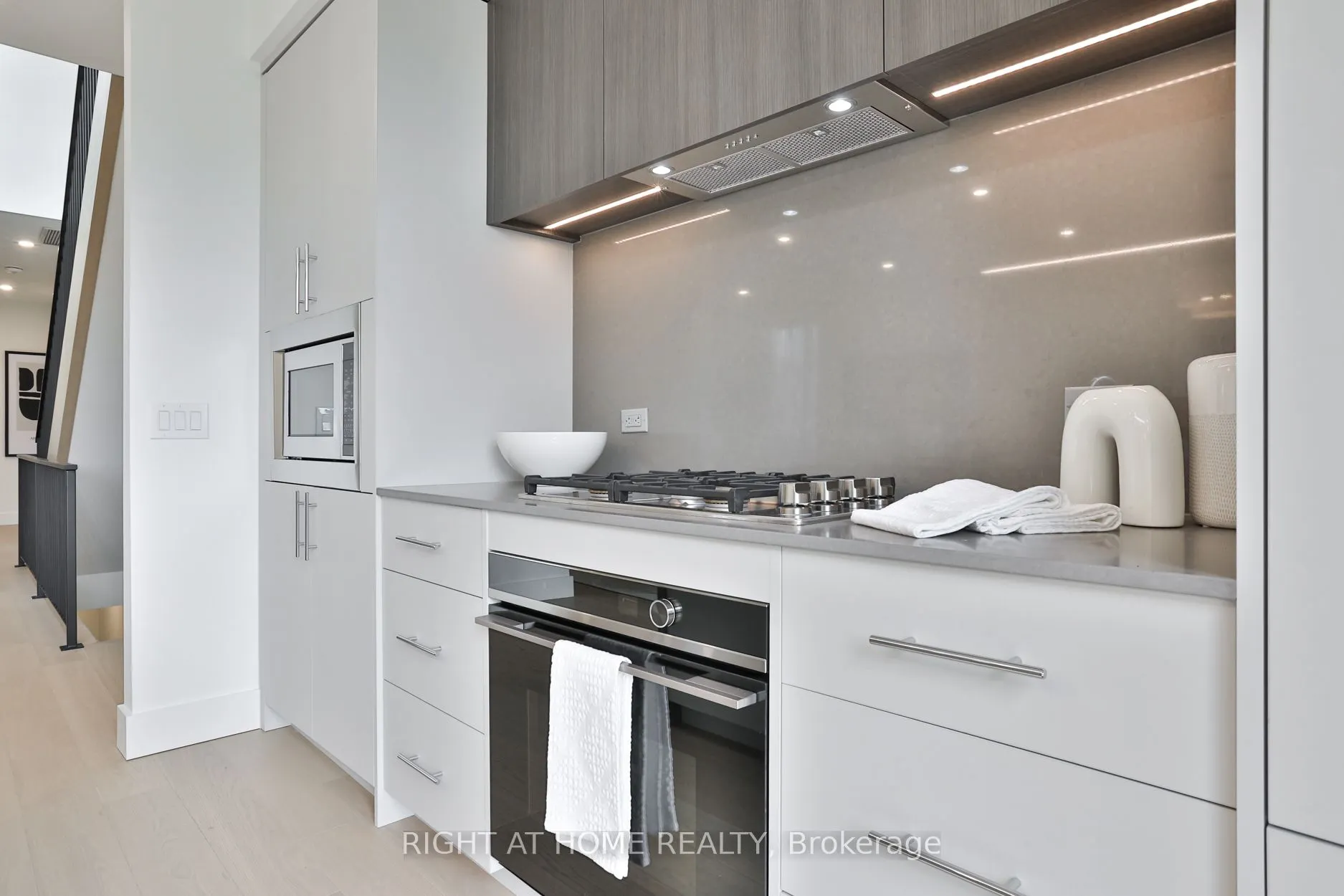 2343 Gerrard Street E, #Sky