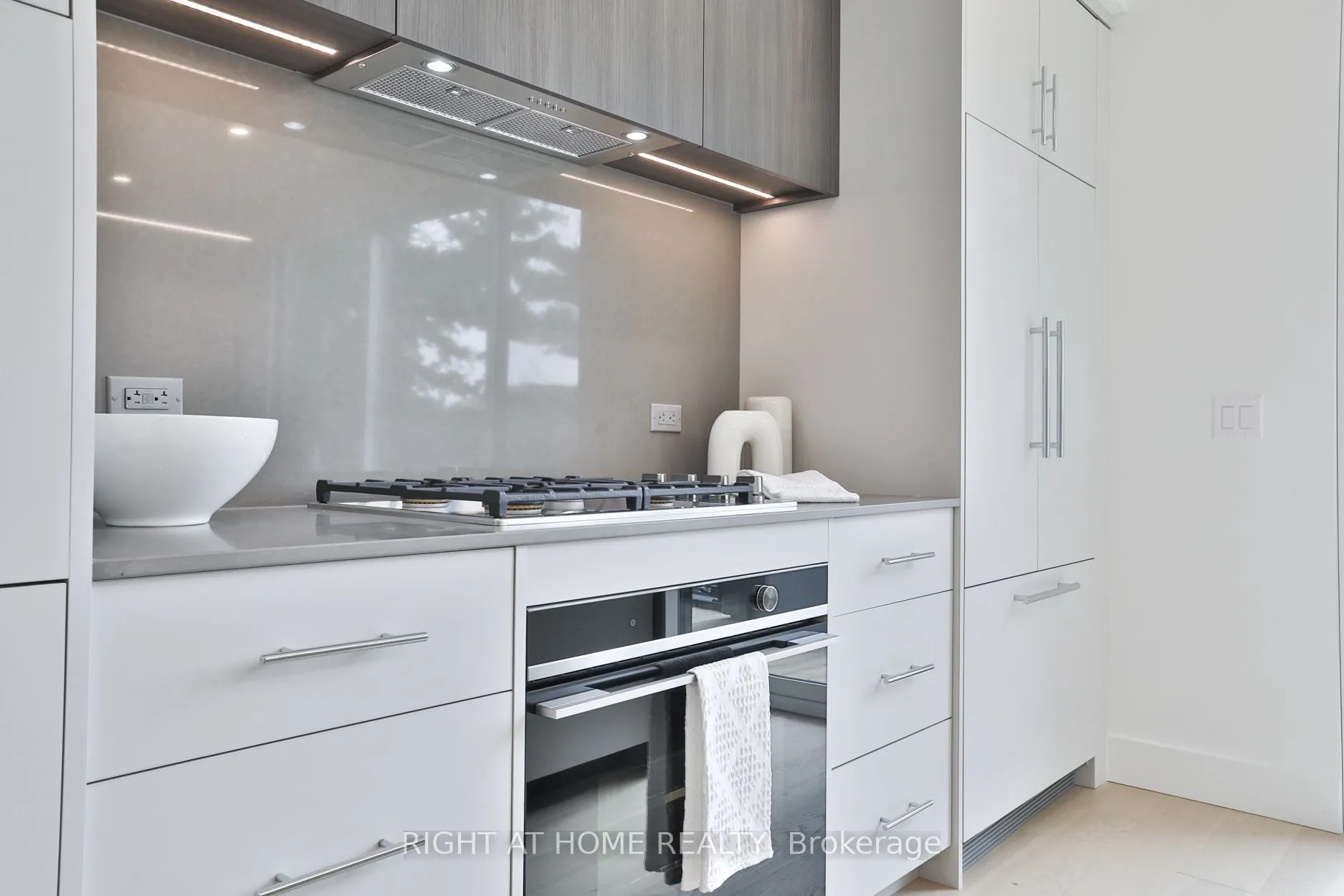 2343 Gerrard Street E, #Sky