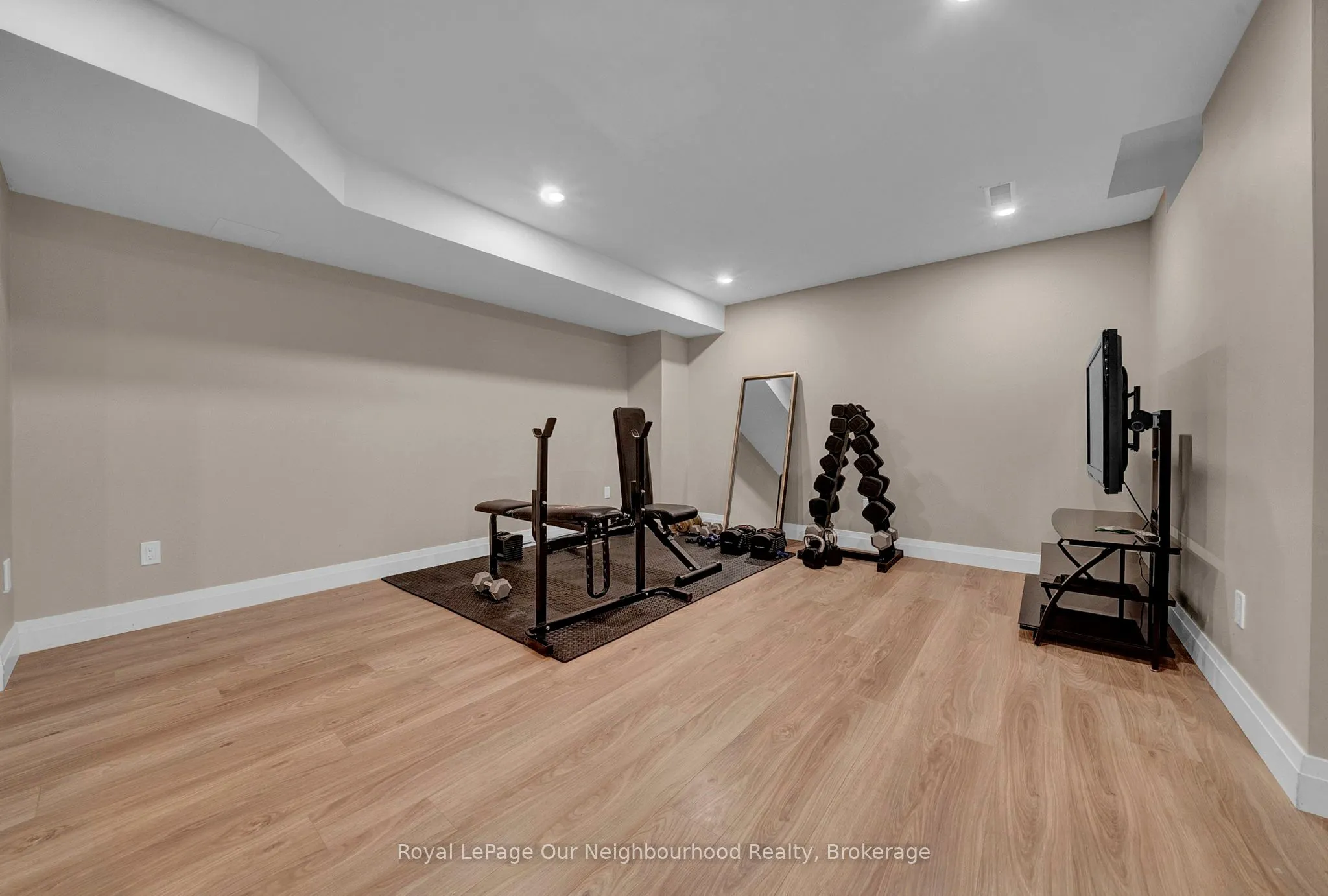 106 Hoile Drive N