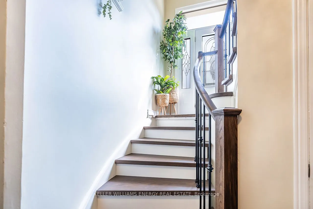 623 Dunrobin Court