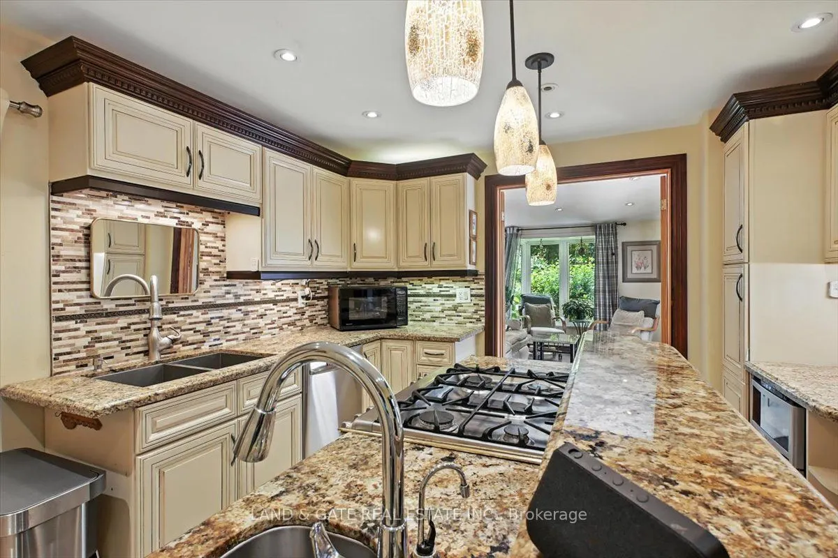 519 Kingston Road W