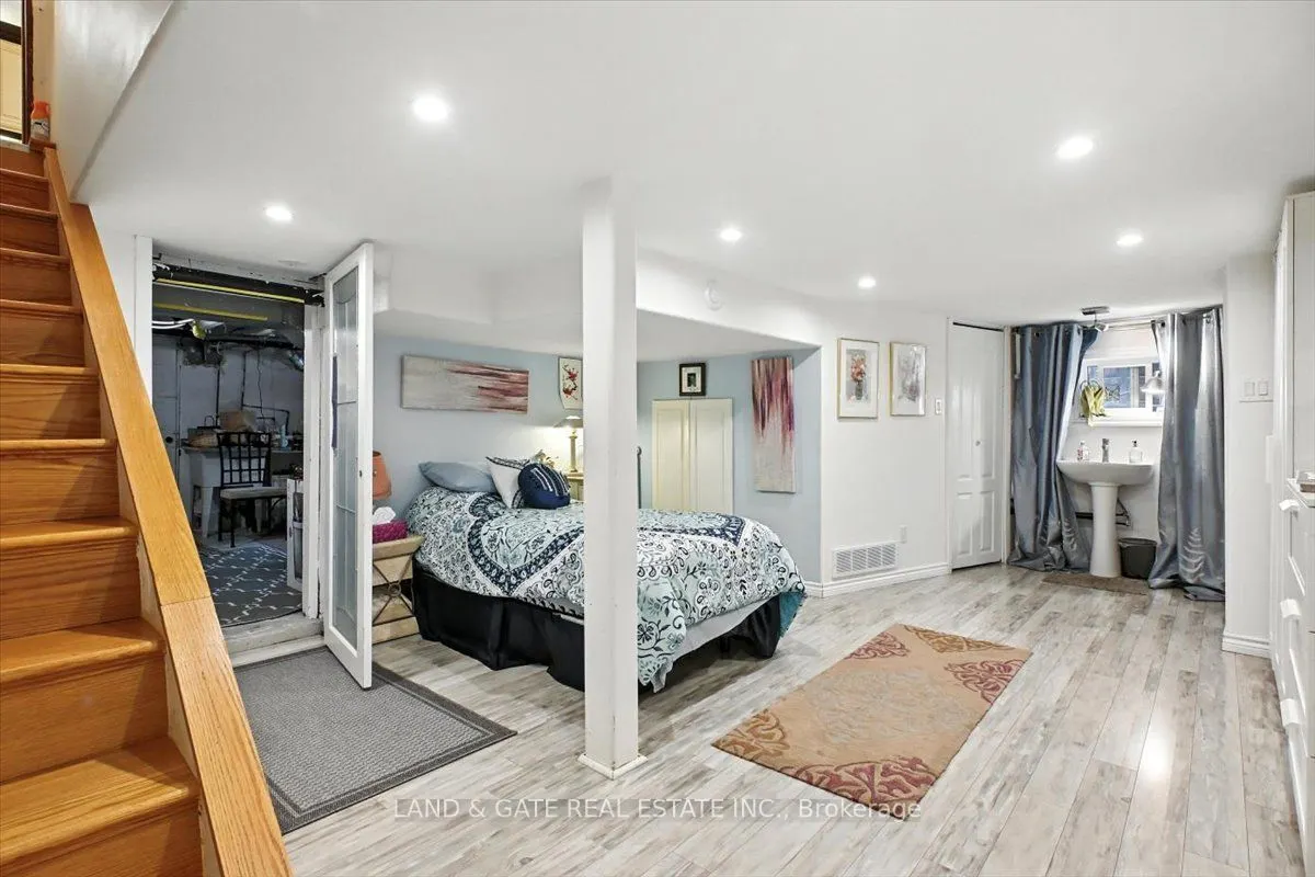 519 Kingston Road W