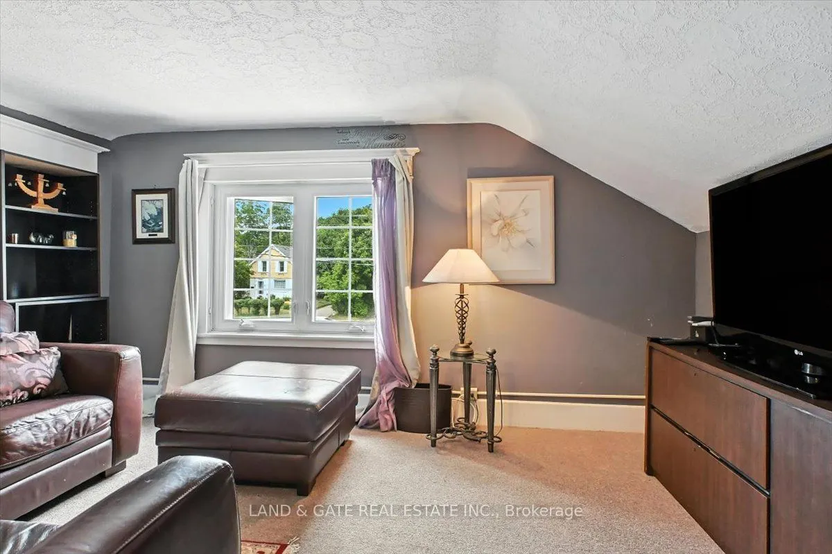519 Kingston Road W