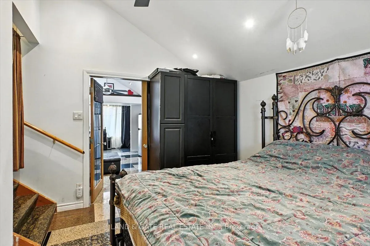 519 Kingston Road W