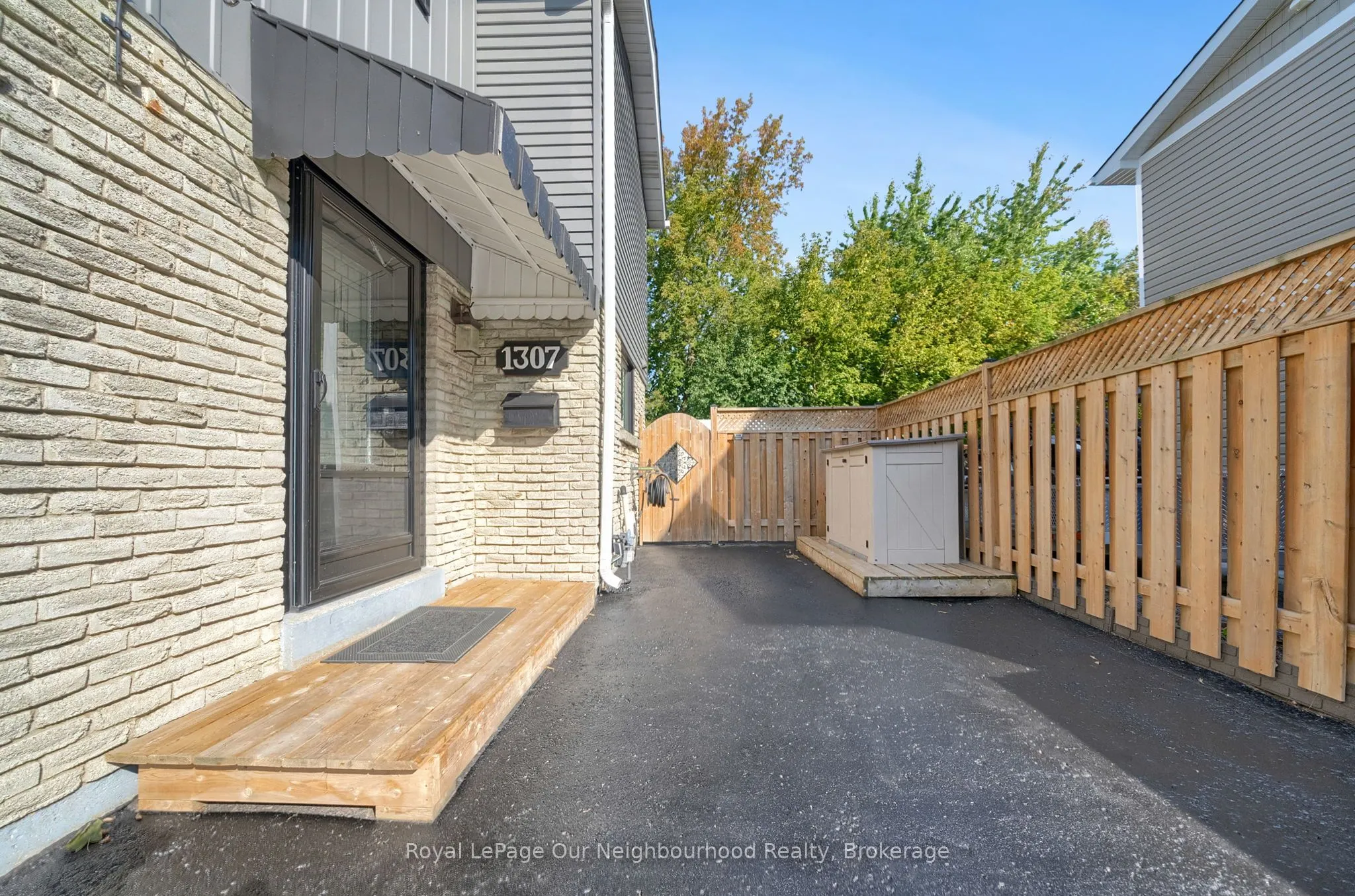 1307 Fenelon Crescent