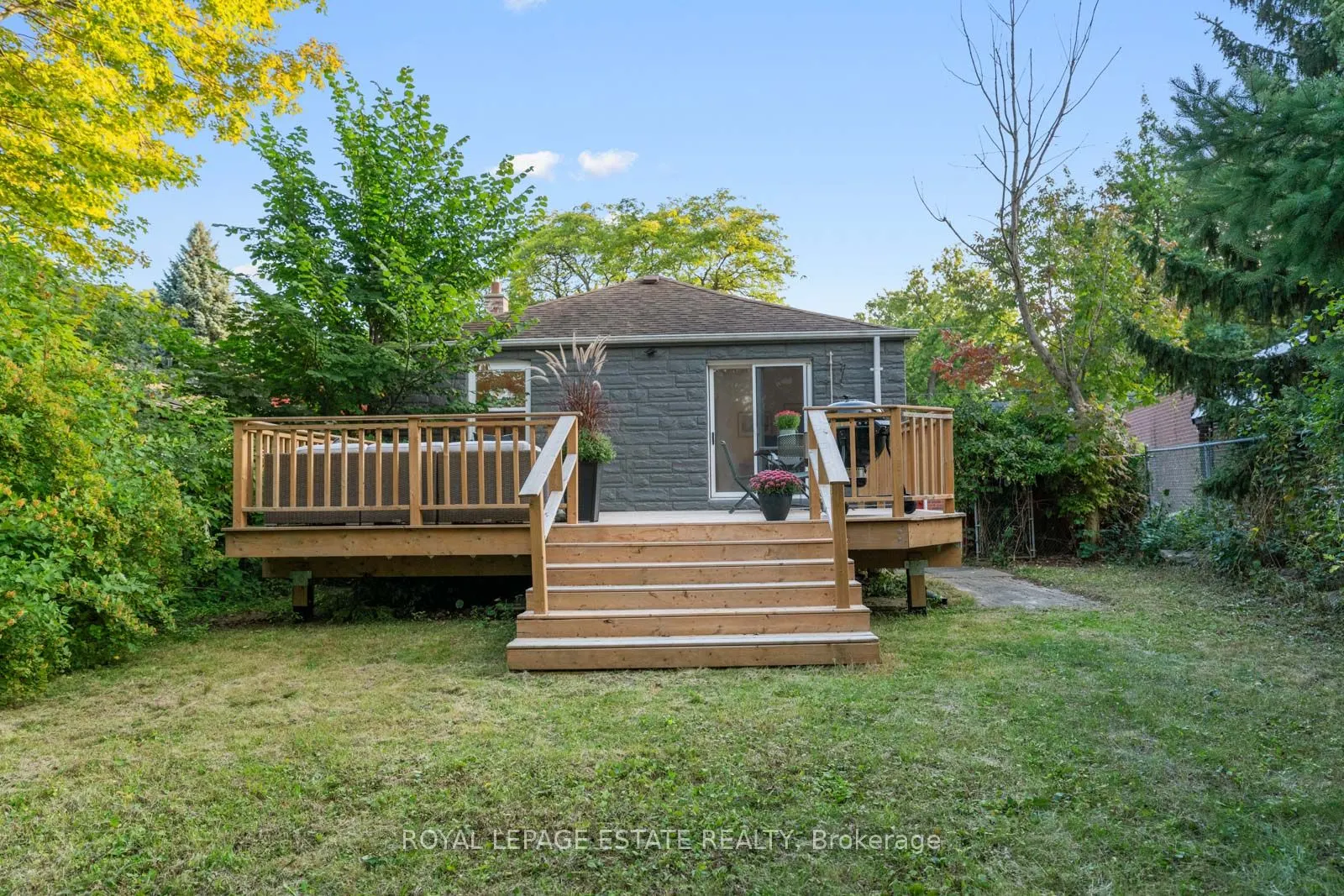 16 Ridgemoor Avenue
