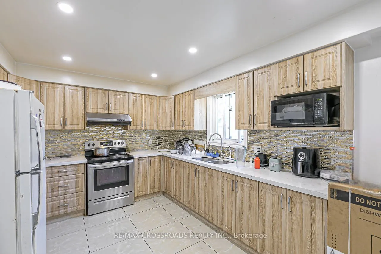 99 Fairglen Avenue, #Upper