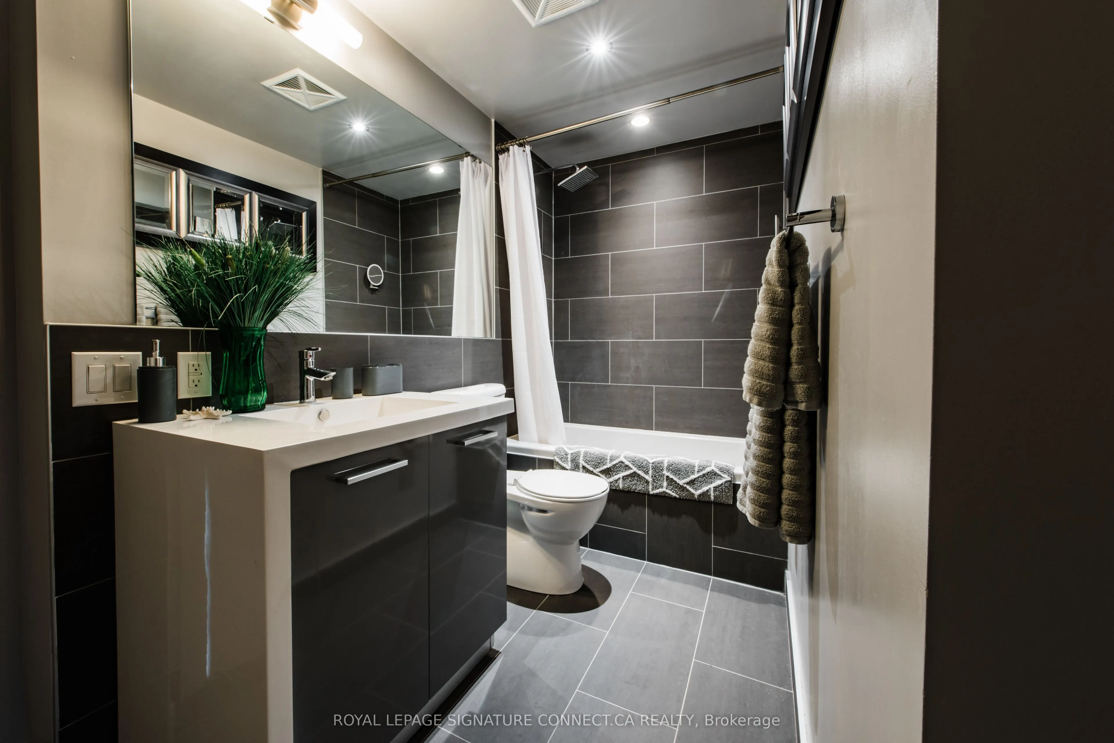 319 Carlaw Avenue, #1010