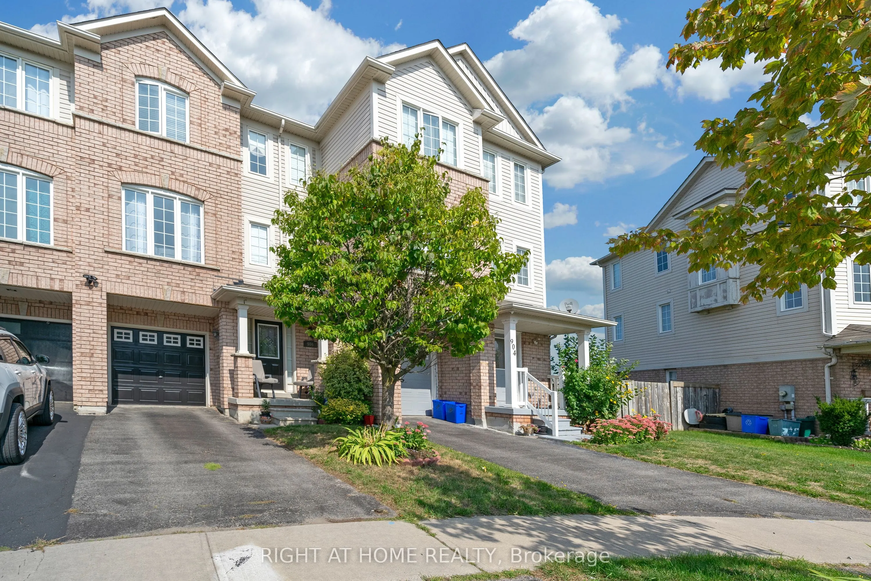 906 Bourne Crescent