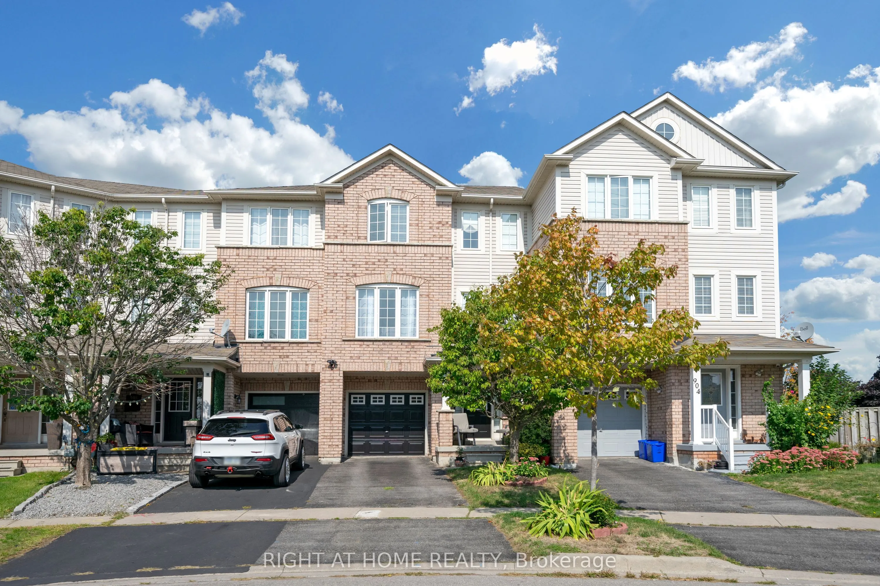 906 Bourne Crescent
