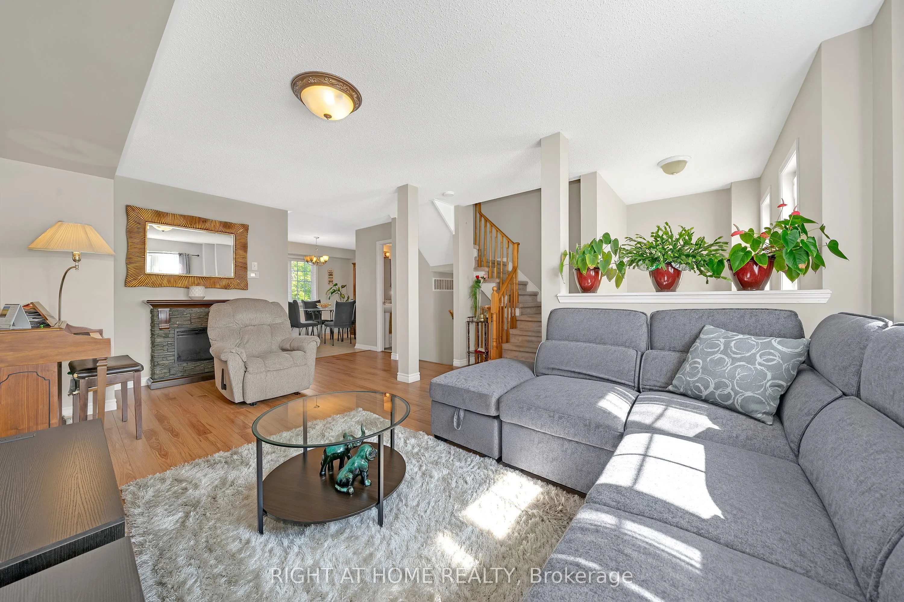 906 Bourne Crescent